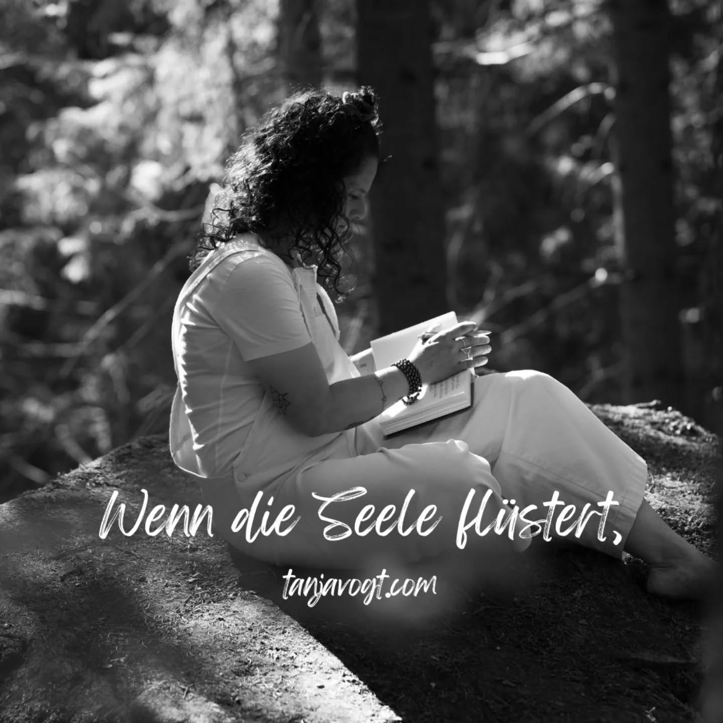 für Stille, die spricht.
Und aus diesem Gefühl entsteht ganz langsam, ganz leise, ganz achtsam so etwas wie - Mut. Mut wir selbst zu sein. Mut uns zu entwickeln. Mut all das was in uns summt zur Blühte zu bringen. Ein Funke, ein Impuls, ein Schritt. Ein Wort.
#tanjastexte
#tanjavogt
#zeichenstilundemotion
#bethechangemovement