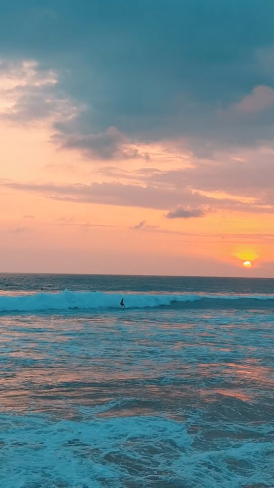 Who fancies an evening sunset surf with a backdrop like this? Coconut’s turning on the magic as the sun goes down.🏄🌴
#LionsRest #surffamily #surfschoolsrilanka #surfsouthsrilanka #gurubebila