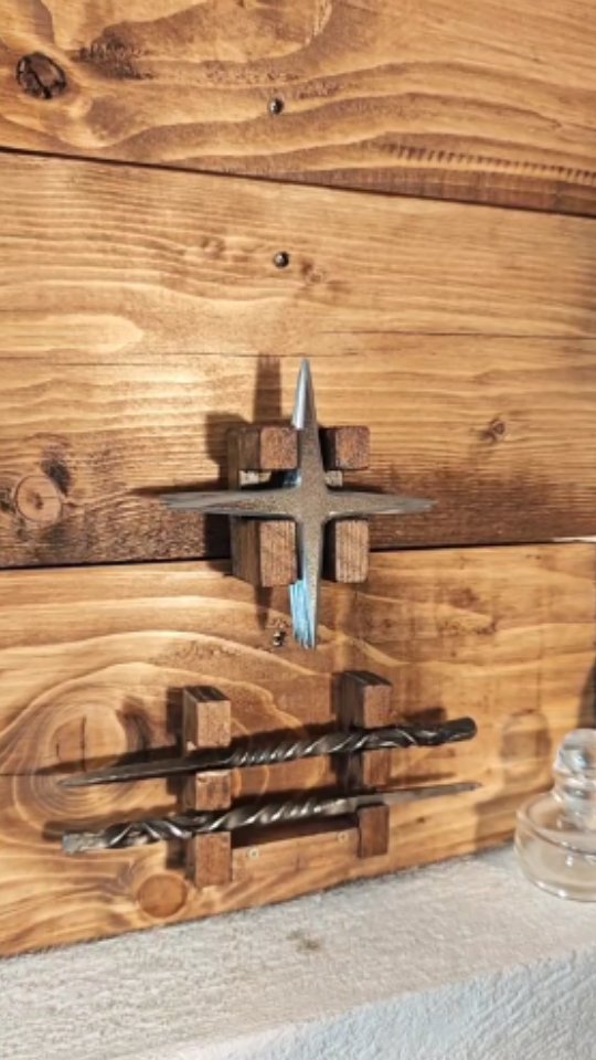 Bonjour à toutes et à tous, une petite vidéo sur les meilleures étoiles à mettre dans un sapin 😅. Des shuriken que j'avais fait il y a quelques années que je re-shape pour leur donner une nouvelle vie.
Découpe à la disqueuse, un peu de backstand, de l'affûtage à la main avec une pierre à eau, quelques finitions, un joli support sur mon mur et voilà.
#romaricgears #shuriken #survival #ninjutsu #ninja