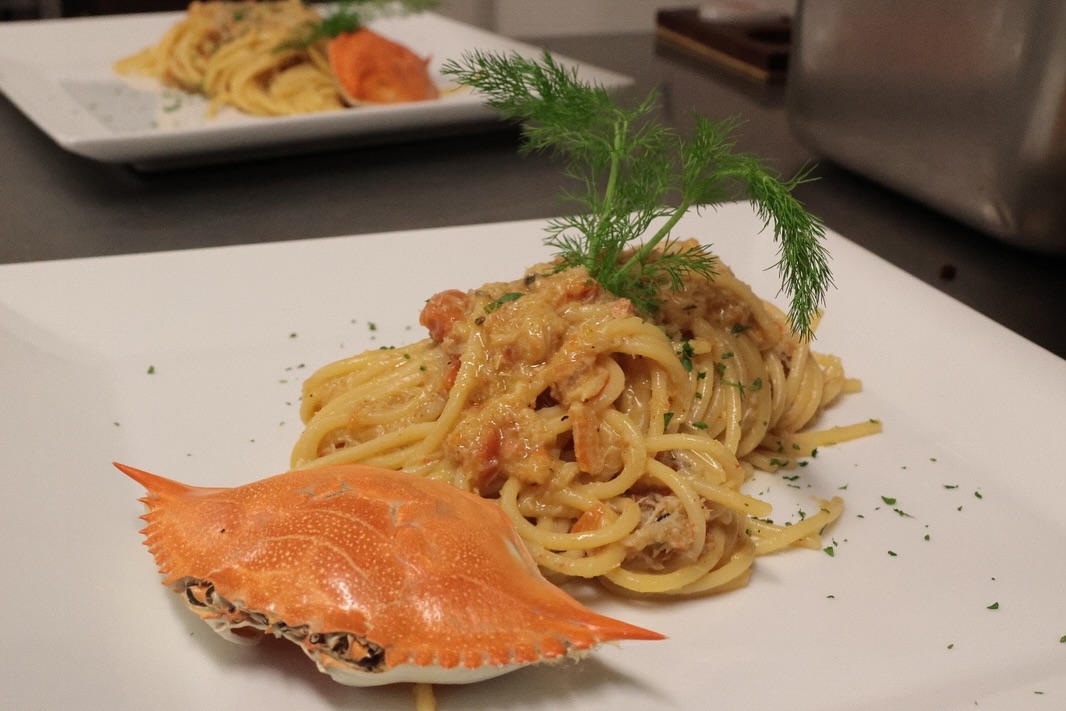 🍝✨ È quasi ora di cena…
In cucina lo spaghetto al granchio blu
Si prepara così: padella sul fuoco, profumo di mare nell’aria e pasta mantecata al momento.
👨🏻🍳Un piatto semplice, fatto come piace a noi.
Vi aspettiamo prossimamente a cena.
📞 Per info e prenotazioni: +39 333 991 8226
📍 Ti aspettiamo in via Ferrini 86, Samarate
#daroccoristorante #spaghettoalgranchioblu
#cucinadimare #primipiatti
#roccoincucina #ristorantesamarate
#pastafattaalvolo #saporedimare