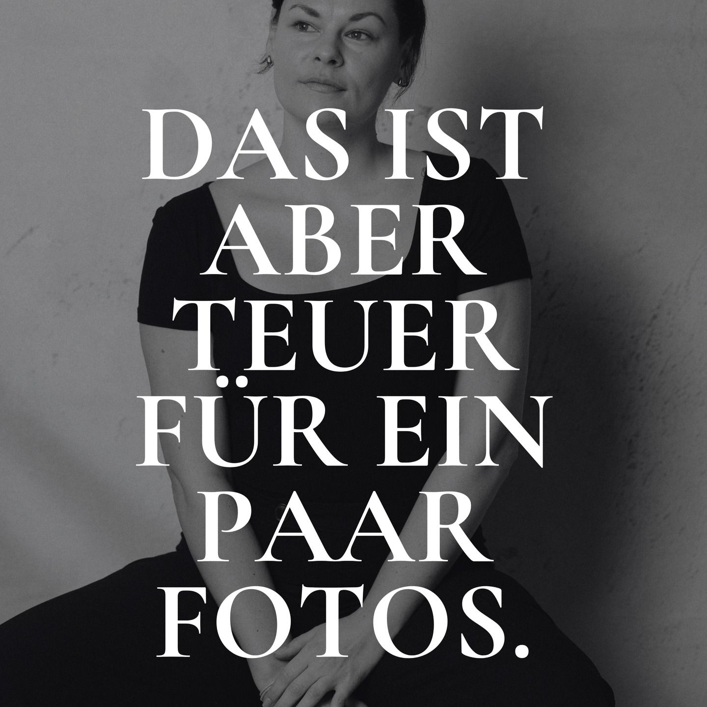 Was ein Shooting kostet, sieht man nicht auf den Fotos.
Ein Shootingpreis entsteht nicht allein im Moment des Auslösens.
Als Selbstständige trage ich alles selbst –
und genau das fließt in meine Arbeit mit ein.
Was ihr bei einem Shooting bekommt, beginnt lange vor dem ersten Foto.
Fotografieren ist tatsächlich der kleinste Teil meiner Arbeit.
Zu meiner Arbeit gehören nicht nur Kamera & Licht.
Dazu kommen viele laufende Kosten und Leistungen, die man auf den ersten Blick nicht sieht:
• Studio & Miete
• Strom, Heizung, Wasser
• Reinigung von Studio & Equipment
• Software, Lizenzen, Backups & Datensicherheit
• Versicherungen (Haftpflicht, Equipment, Ausfall)
• Steuern, Buchhaltung, Steuerberatung
• Pflichtbeiträge & Kammern (z. B. Handwerkskammer)
• Rücklagen für Krankheit, Ausfälle & Alter
• Weiterbildungen, Messen & fachliche Entwicklung
• Marketing, Website, Social Media & Werbung
• Zeit für Organisation, Kommunikation & Nachbereitung
Als Selbstständige zahle ich keine automatische Rente ein.
Vorsorge, Sicherheit und Rücklagen müssen deshalb bewusst einkalkuliert werden – ob man will oder nicht.
Und dann ist da noch etwas, das man nicht auf einer Rechnung sieht:
Zeit & Service.
Bei meinen Shootings gibt es Raum – im wahrsten Sinne.
Platz zum Ankommen. Pausen. Kaffee & Snacks.
Ein Atelier, in dem niemand funktionieren muss.
Ich plane jedes Shooting so, dass es Zeit haben darf.
Auch dann, wenn Kinder mal keine Lust haben.
Wenn Stillpausen nötig sind.
Wenn Unsicherheit da ist.
Wenn man erst ankommen muss vor der Kamera.
Das ist keine „verlorene Zeit“.
Das ist Arbeitszeit – und Qualität.
Dazu kommen Studioausstattung, Requisiten, Leihkleidung für Neugeborene, Sitzmöglichkeiten, Schminkplatz, WC, kleine Korrekturprodukte, Location-Scouting, Vorbereitung, Nachbereitung – und vieles mehr.
Ein Shootingpreis ist deshalb nicht „nur ein paar Fotos“.
Er trägt all das mit, damit ich zuverlässig, professionell und mit vollem Fokus arbeiten kann.
Ausrüstung kann man kaufen.
Erfahrung, Ruhe und Verantwortung nicht.
