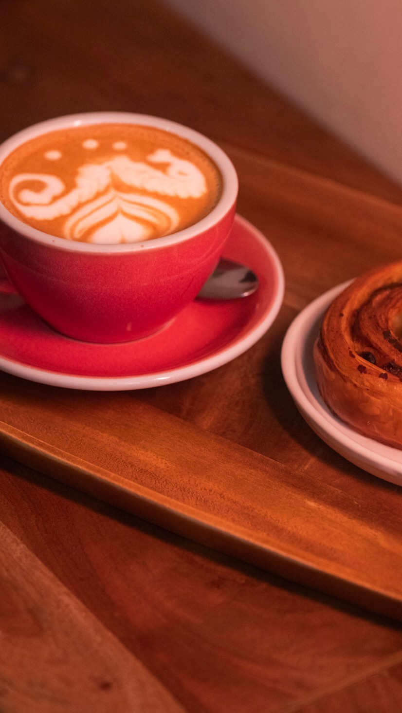 Tu prends une gorgée et la journée devient moins compliquée. ☕️😌🌤️
#coffeeshopgeneve #latteart #coffeevibes #genevefood #bakerygeneve morningcoffee specialtycoffee foodgeneva instafood coffeetime