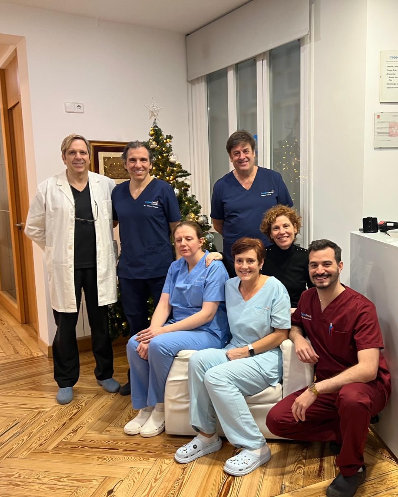 En estas fechas tan especiales, queremos dar las gracias a quienes confiáis en nosotros cada día.
Detrás de cada sonrisa hay un equipo que se implica y cuida cada detalle, con la misma cercanía de siempre ✨🎄
📞 Teléfono 913100723
🤳🏻 Whatsapp 651405909
✉️ info@coppeldental.com
📍C. del Monte Esquinza, 24, Chamberí, 28010 Madrid