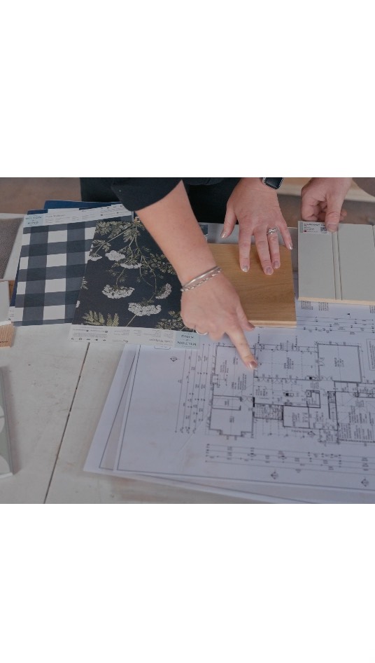 ✨ PART TWO: We begin to delve into discussions about how an interior designer can really assist with your build journey, and how important collaboration and teamwork is! 🫶🏼
•
•
•
• 🎥 // @ydyprod