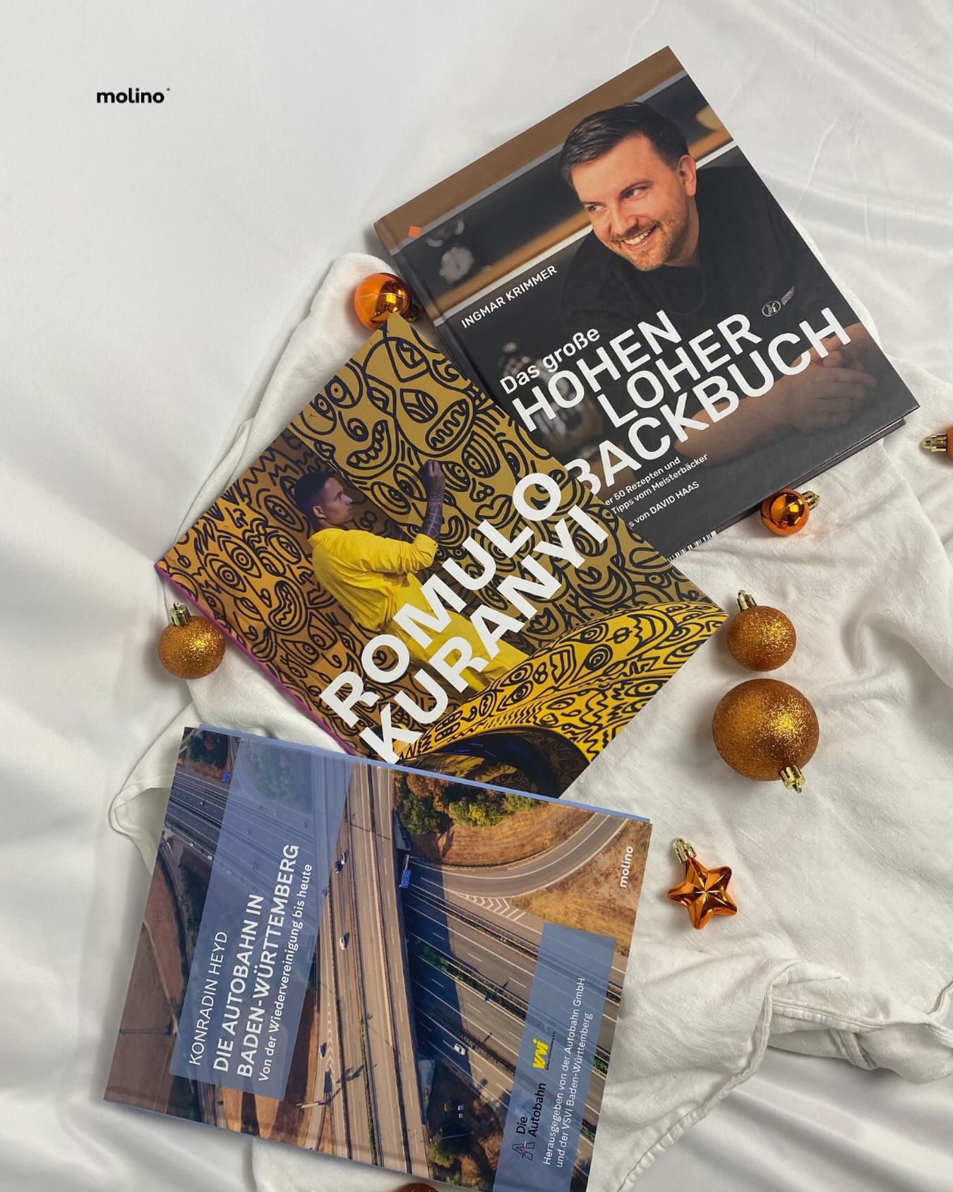 Noch auf der Suche nach einem Weihnachtsgeschenk? 🎁
Wir haben 3 Buchtipps, die garantiert Freude unterm Baum bringen.
Für Kunstfans, Backliebende & Baubegeisterte.