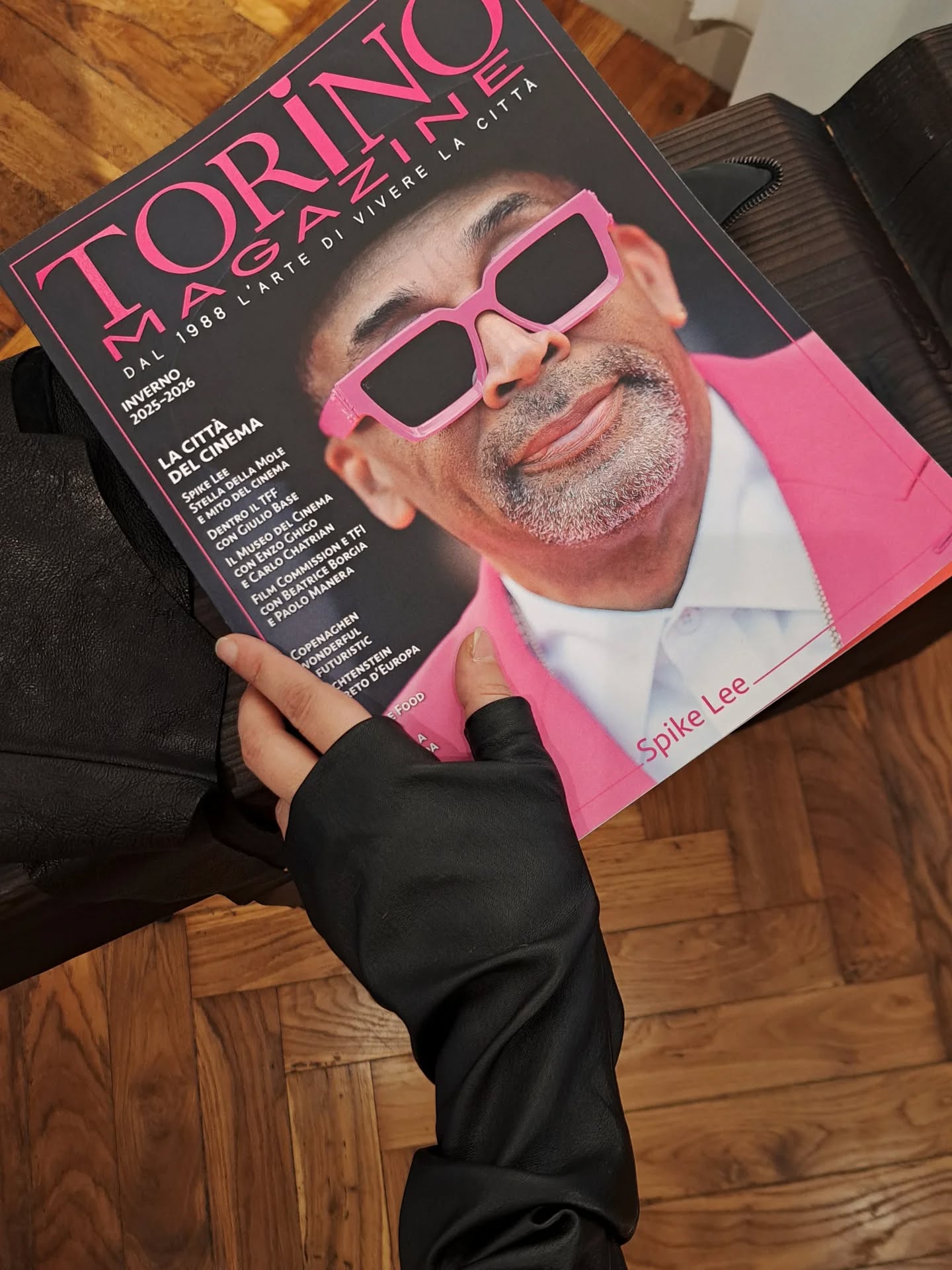 🎀 Sfogliare l'ultimo numero di @torino.magazine e ritrovare l'atmosfera magica della sfilata di ottobre a @villacimena !
Un racconto per immagini e parole che rende giustizia alla bellezza di una location senza tempo e al lavoro di un ottimo team.
🥄Con @thegoldenspoon.sc
Un grazie a @santinelli.l per aver reso questo possibile, con @fpolettina
#torinomagazine #villacimena #fashionshows #torinoeccellenzaculinaria #madeınıtaly