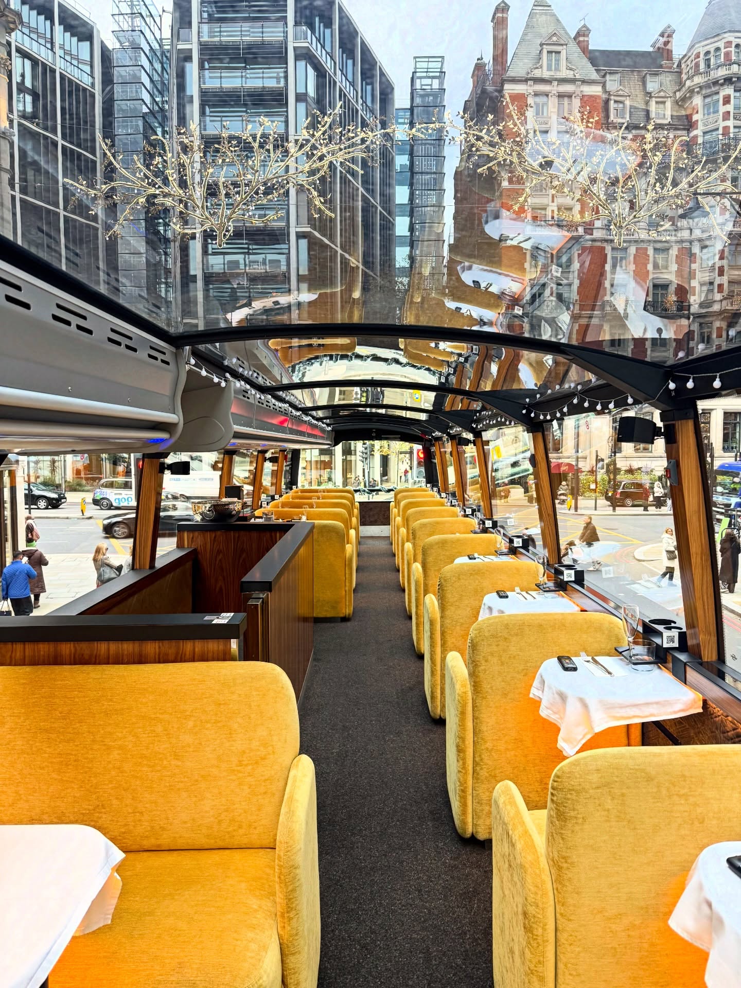 Discover London with Elegance & Unparalleled Comfort! Wishing everyone a Christmas filled with Peace and Happiness. #luxurytour #mandarinorientalhydepark #onehydepark #sloanestreet #legrandbus