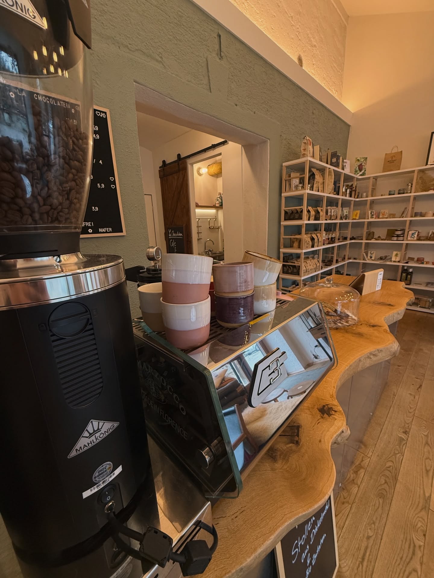 .
Da steht sie. Unsere GS3. Beständig und klar. Sie ist es, die den Rhythmus unseres Alltags bestimmt. Sie zwingt uns zur Aufmerksamkeit und belohnt uns mit Tiefe.
Kaffee entsteht bei uns nicht schnell, sondern bewusst.
Wer José schon einmal beim Kaffee kochen gesehen hat, weiss was damit gemeint ist.
So arbeiten wir. Und so schmeckt auch unser Kaffee.
.
#lachocolatera
#gs3
#lamarzocco
#spezialitaetenkaffee
#handwerk