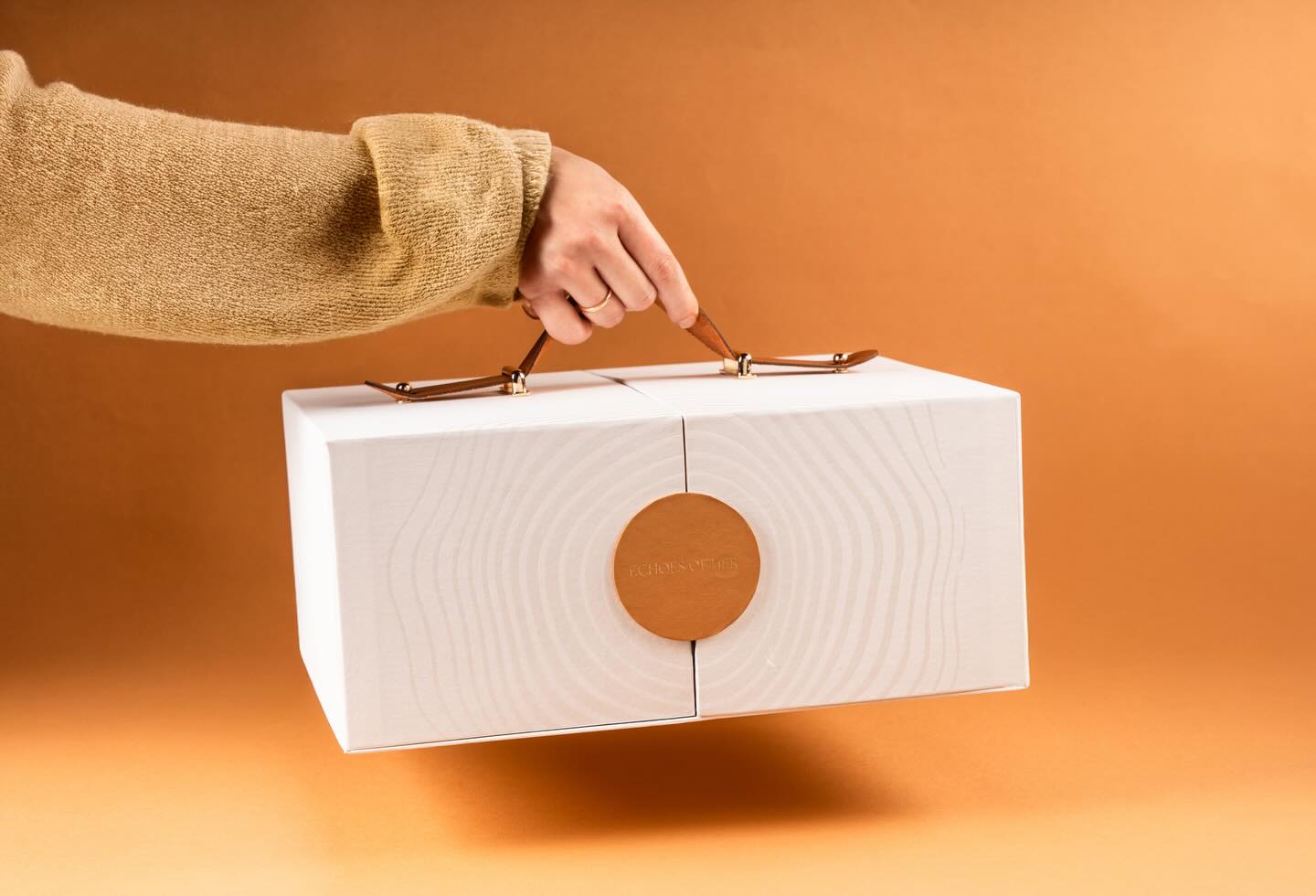 “Echoes of Her — a celebration of feminine beauty and its lasting impact.
Every detail crafted with intention, from genuine leather handles to thoughtfully curated essentials inside. Because her beauty doesn’t fade… it resonates.”.
.
A project by: @flarepr
Client: @sol.theclinic @dr.reemnouman
Design and production: @whiteyard.co
Photography: @minaashraf_photography
.
Giveaways:
Reed diffuser: @kenshocare
Notebook: @thewriteconcept
Tea: @teafarerteas.eg