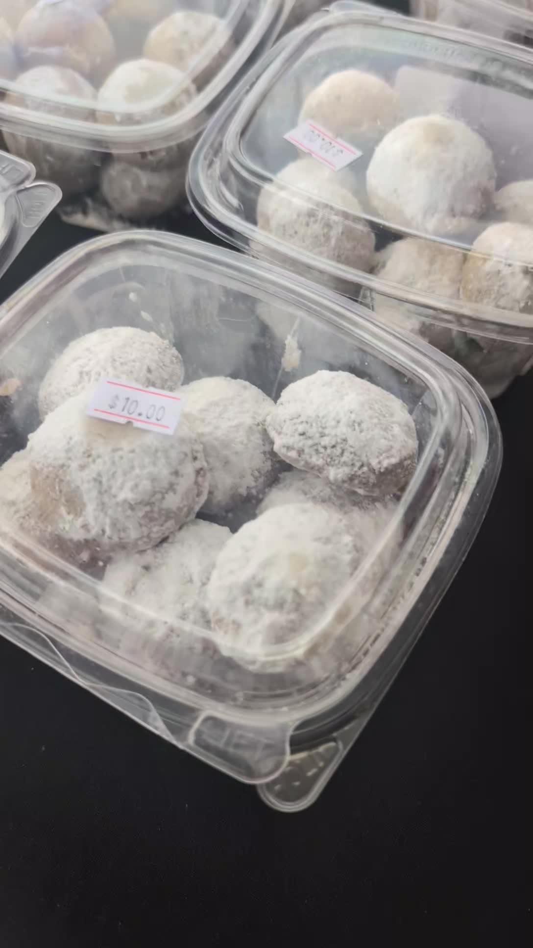 We have a good selection of cookies, (except cucidati 😓 Next year it's a triple batch)
!
We'll be here till 2. Stop by! 🌲🐧