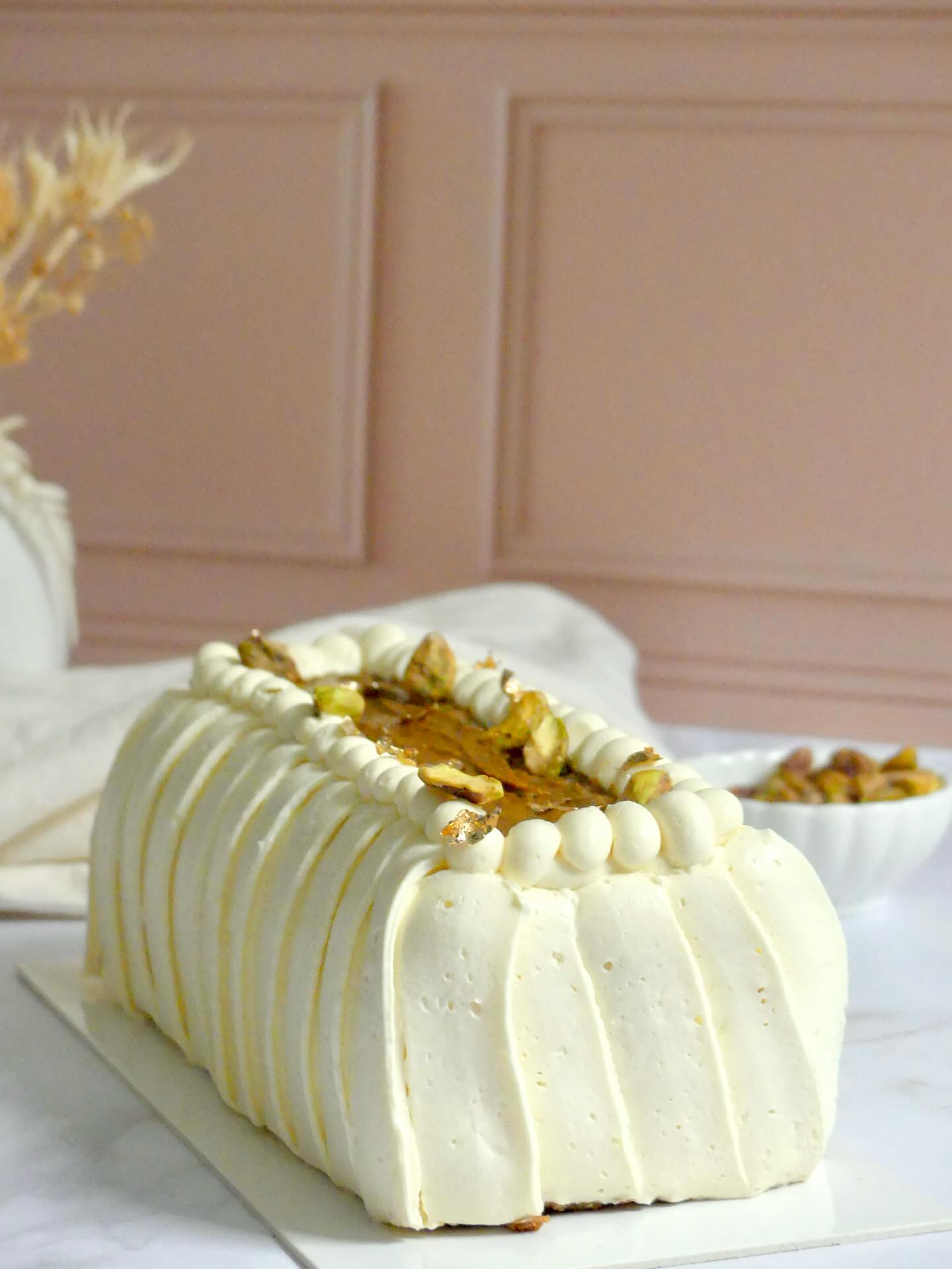 Ma Bûche création pour Noël, Nougat Pistache 🎄
Une bûche que j’ai imaginé autour de deux saveurs que j’adore : le nougat, doux et réconfortant et la pistache bien intense.
Des textures qui se superposent, du croustillant, du fondant, de la mousse et surtout une coupe qui révèle tout le travail à l’intérieur 🎅
Une création de Noël gourmande, équilibrée,
pensée pour finir le repas en douceur sur une note sucrée ✨
Elle est composée :
- Croustillant pistache
- Biscuit madeleine au miel
- Praliné pistache
- Crémeux pistache
- Mousse au miel
- Crémeux au miel
~
#gourmandise #patisserie
#bûchedenoël #pastry #nougat