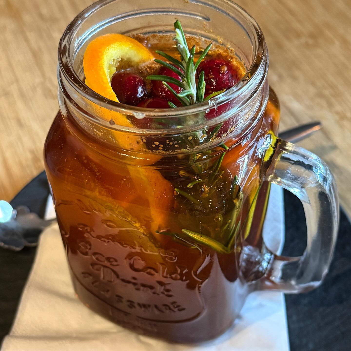 Christmas Cranberry Tea 🤶🏻🎄with orange slices, fresh rosemary, and warming spices - the perfect festive sip to slow down and enjoy the season 🎄