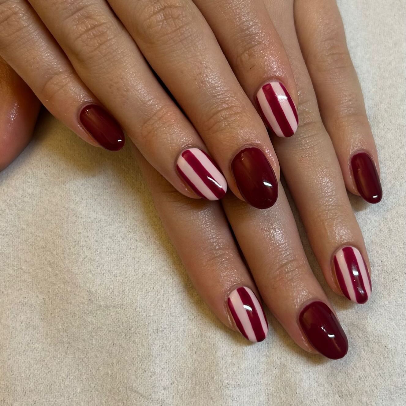 Burgundy dreams with a stripe of bold ✨
Calgel colour - staycation
