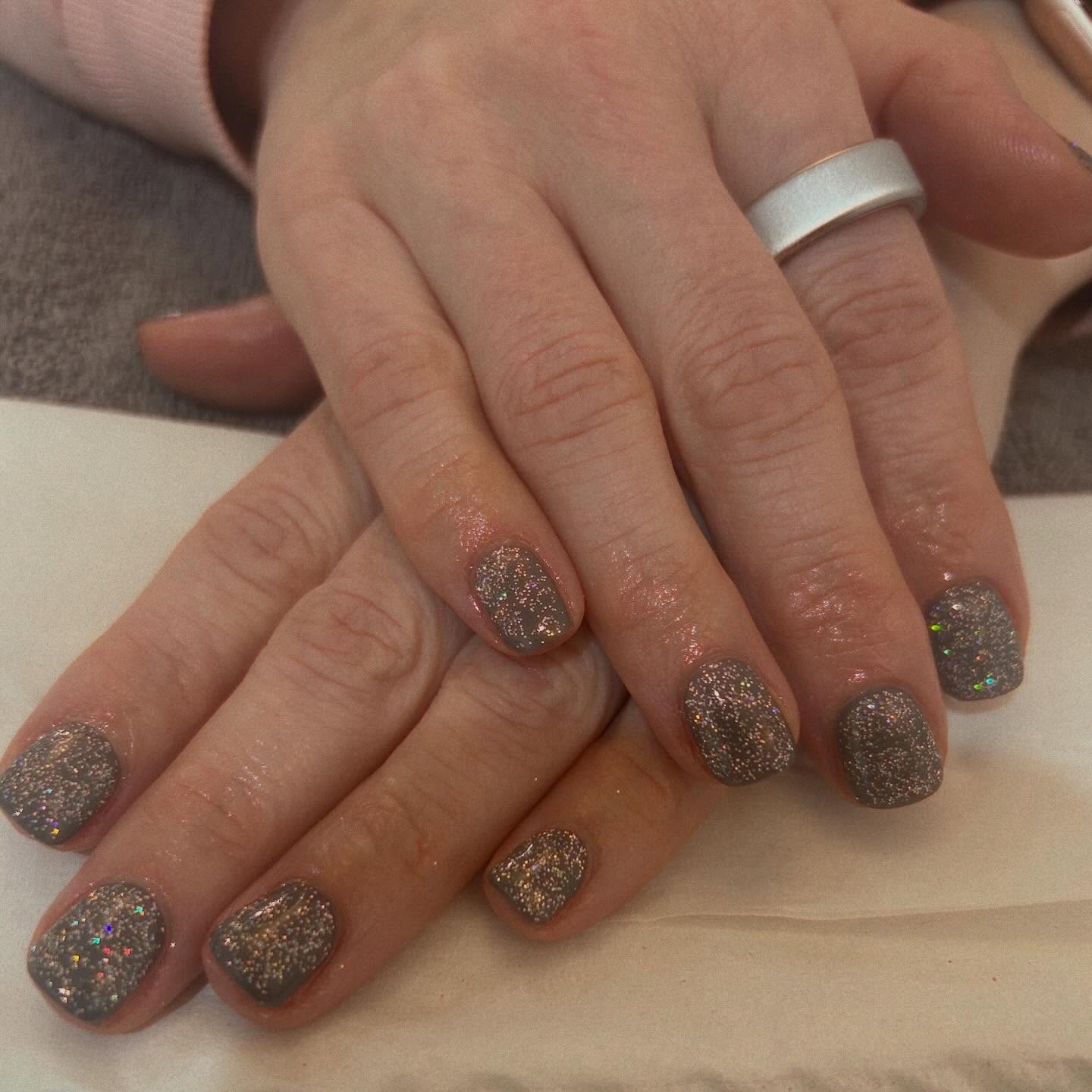 Frosted fingertips for the festive season ❄️