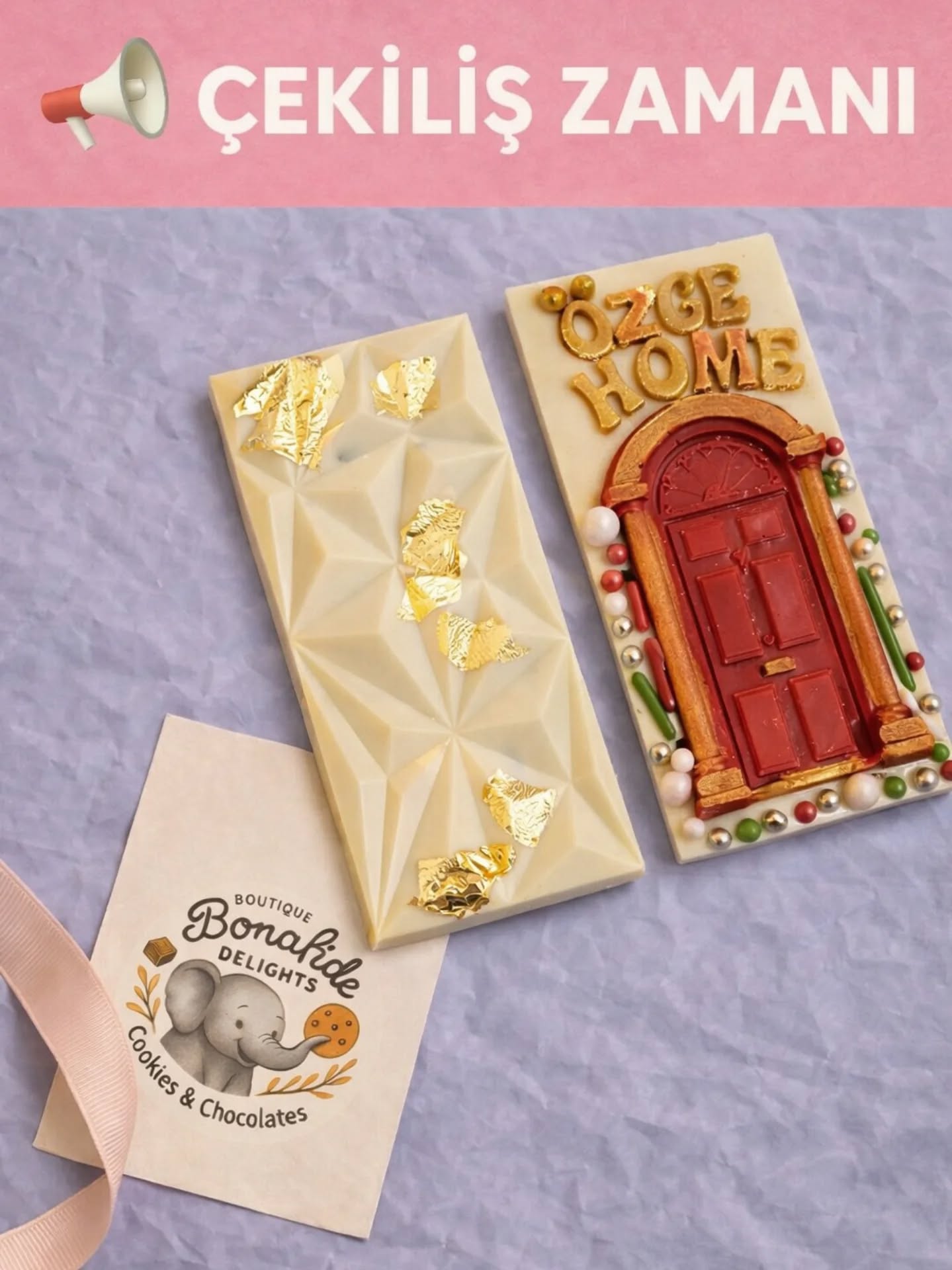 🎁 YENİ YIL ÇEKİLİŞİ BAŞLADI! 🎁
Yeni yıla tatlı bir dokunuşla girmeye ne dersin? ✨🍫
Kişiye özel tasarlanan 1 adet özel çikolata bir kişiye hediye!
Çekilişe katılmak için👇
✔️ @bonafidedelights.com.tr hesabını takip et
✔️ Son 2 gönderimizi beğen
✔️ Bu gönderinin altına yeni yıl dileğini yorum olarak yaz 🎄✨ ve arkadaşını etiketle ☺️
🗓 Son katılım tarihi: 26 Aralık – 24:00
🎉 Kazanan kişi çekiliş sonrası açıklanacaktır.
📦 Önemli Bilgilendirme:
• Kazanan için görseldeki tasarım hazırlanacaktır
• Belirttiğiniz isim çikolata üzerine yazılacaktır
• Kargo ücreti alıcıya aittir (120 TL)
Bol şans! 💫
Yeni yıl sana tatlı sürprizler getirsin 🤍🍫
.
.
.
.
#çekiliş #çekilişvar #tabletçikolata #yeniyılçekilişi
#hediyefikirleri🎁