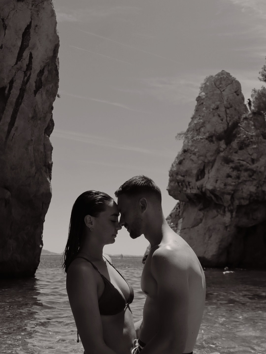 ✨ REPOST ✨
⏳ Le temps passe vite…
Il y a 2 ans, je réalisais mon tout premier shooting couple 📸
Still proud of the result today 🤍
Grateful for this beginning that started my journey as a photographer.
Capturer l’amour, les émotions et les souvenirs, encore et toujours.
Capturing love, emotions and timeless memories
Merci @martin.s_off
#photographe #photographecouple #coupleshoot #shootingcouple
#couplephotographer #lovephotography #photographerlife
#instaphoto #throwback #repost #memories
#photographelifestyle #lovestory