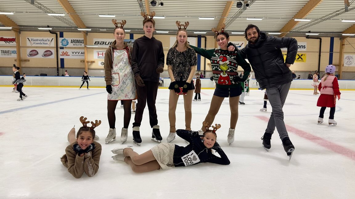 Julen är snart här och vi avslutade terminen på bästa sätt – med vår julshow! 🎅🌟
Alla våra grupper klev ut på isen och bjöd på en härlig föreställning fylld av energi, glädje och julstämning.
Tack för en riktigt fin show och för allt fantastiskt arbete som lagts ner under terminen. Ett extra stort tack till Olga och Christina som koreograferade och satte ihop showen! ✨⛸️
