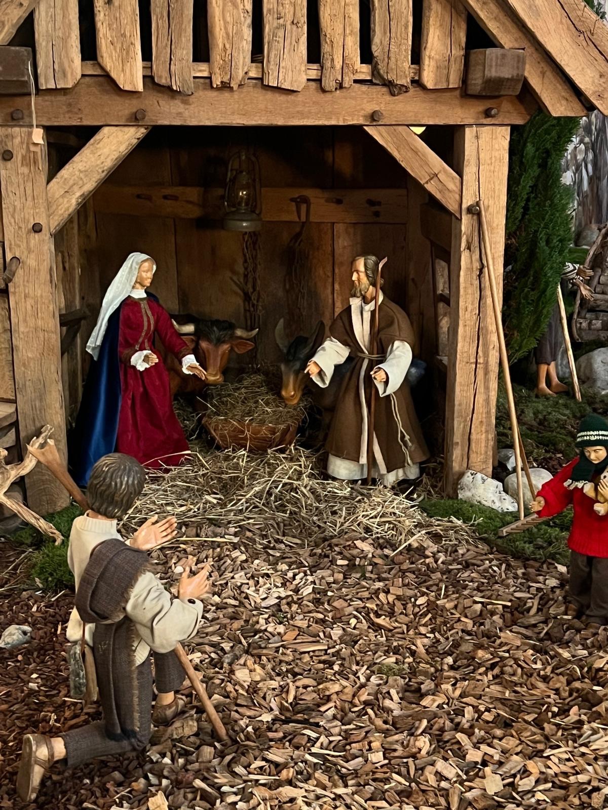 Da fehlt doch noch jemand… Ich bin mir sicher: Bald wird es in der Krippe liegen, das Jesuskind 🌟
Danke an all diejenigen, die in unseren Kirchen die Krippen und Krippenlandschaften aufbauen. Das ist gelebtes Ehrenamt und lässt Groß und Klein am heiligen Abend strahlen! 🤩
Jetzt muss nur noch der Baum ins Haus und dann heißt es: Frohe Weihnachten - Ich melde mich im nächsten Jahr. 🎄✨👶🕯️🙏💫😊
#FroheWeihnachten #Heiligabend #Krippe #Jesuskind #Ehrenamt