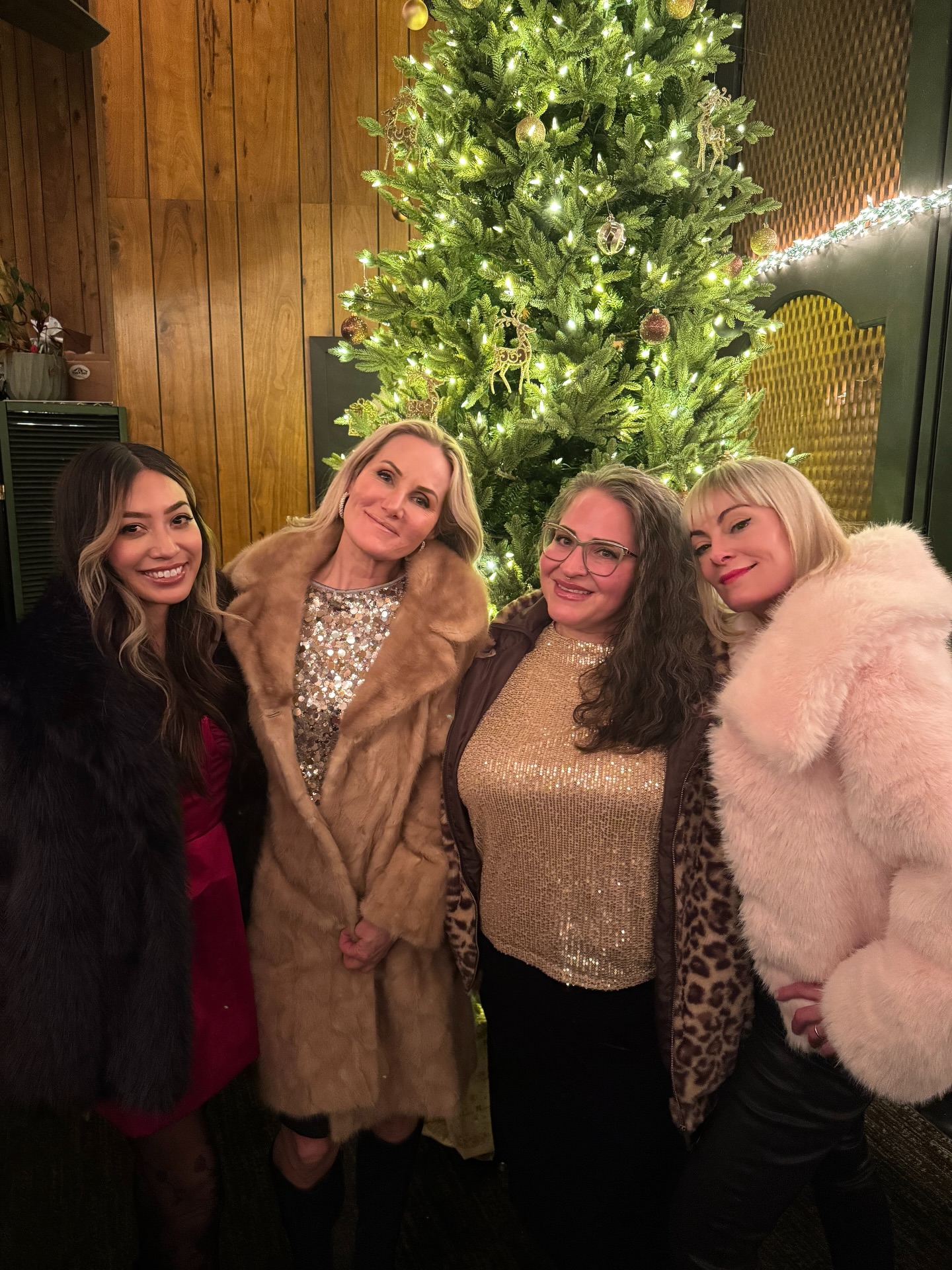 Kitto Katto & Advanced Injectables by Polly - Holiday Dinner Party ๐๐๐
Bastienโs, Pink Elephant, & presecco toast! ๐ฅ Lots of laughs and an awesome evening together with these fabulous ladies!
#holidaydinner #denvermedspa #medspa #denveresthetician #glowingskin