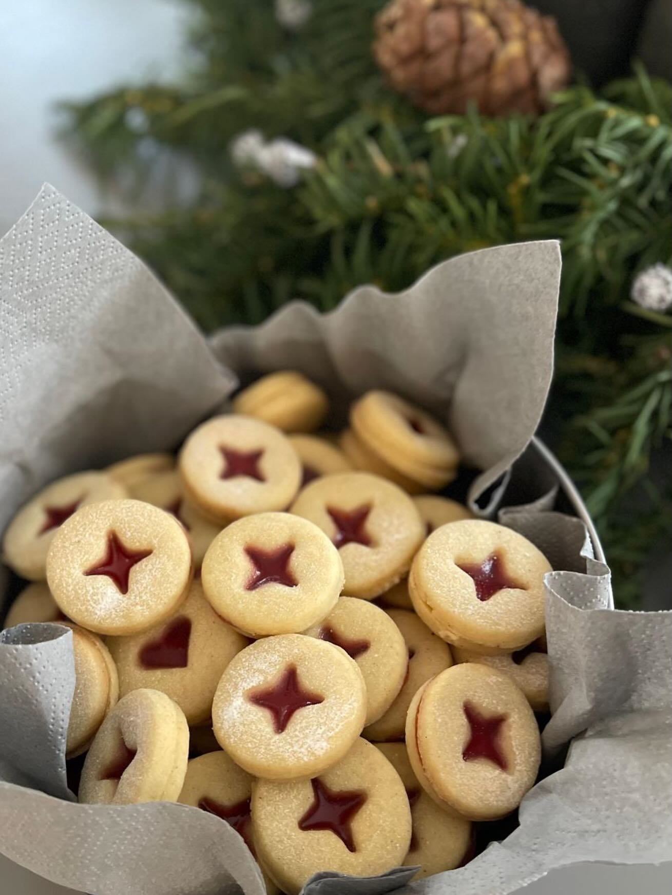 FROHE FESTTAGE
Wir wünschen euch frohe Festtage und einen guten Start ins neue Jahr!
Die Galerie macht auch Pause - wir freuen uns euch ab Donnerstag, 8. Januar 2026 in alter Frische zu begrüssen.