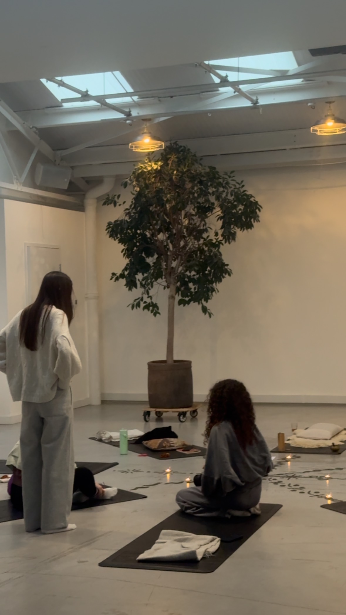 It felt like such a blessing to spend World Meditation Day and the Winter Solstice gathered with these beautiful souls yesterday.
Over the past 21 days I’ve been immersed in The Art of Meditation Practitioner Training with the wonderful @__rebecca__moore and it has inspired me in ways I could never have anticipated. What began as a training to gain another tool to offer you all unfolded into something far deeper and more personal.
Through lived experience and gentle guidance I’ve gained so much wisdom, not only intellectually but somatically and spiritually. It has been the most perfect closing chapter to a year that has at times felt turbulent to navigate personally.
This past month has carried the energy of a homecoming ~ a remembering of who I am beneath it all, an awakening to everything that already lives within me and a surrendering to it all, just as it is.
As I step towards 2026 I’m feeling deeply embodied, aligned with my purpose and so excited for the natural unfolding of what’s to come. I’m more inspired than ever to walk alongside you, to hold space and to support you on your own unique journeys back to self.
To those of you feeling the call to spend a little time with yourself after the intensity of this festive Season, I have only a couple of spaces left for our ‘Sunday Sound Ceremony’ at @berryfarmcotswolds on Sunday 4th Jan!
I so look forward to unfurling into 2026 beside you.
With love,
Shannon 𖦹