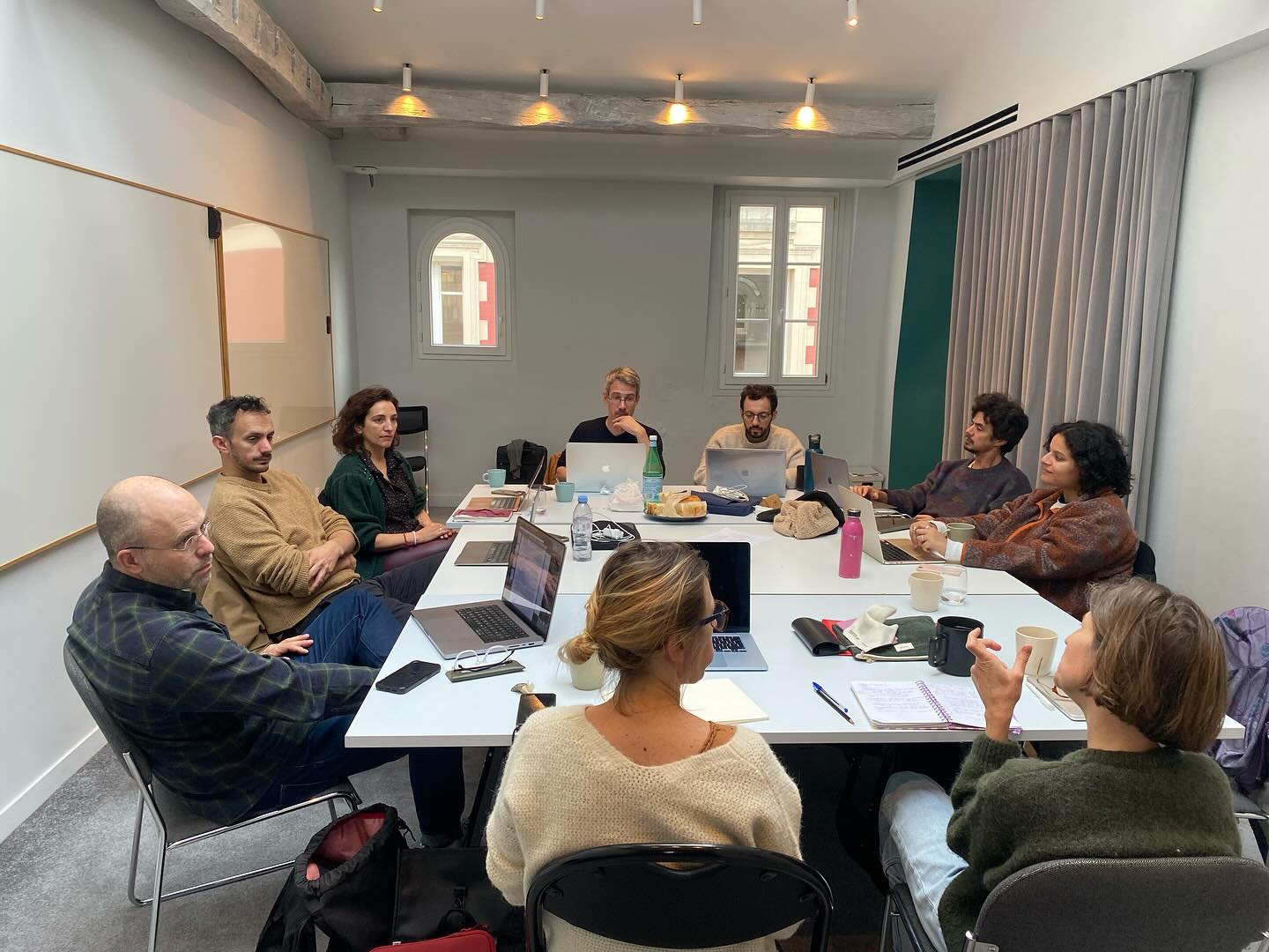 Retour sur la 2ème semaine de l’Atelier Long Métrage 2025/2026 encadré par Cécile Polard et Émilie de Monsabert, avec l’accompagnement de Sébastien Perret✨
Nos scénaristes lauréat•es ont pu poursuivre la réflexion autour de l’écriture de leur projet de long-métrage en atelier. Cette semaine a été rythmée par les sessions de retours en collectif comme en rendez-vous individuel, par une rencontre-masterclass avec Philippe Barrière (scénariste et consultant), et par les retours « regards croisés » des consultantes Claudia Bottino et Margaux Dieudonné.
Nous avons hâte de vous présenter les très beaux projets de Imène Benlachtar (Nora), Matthieu Chevalier (Le ténébreux destin de Jacques Cabane), Jean-François Fontanel (La revenante), Pascale Mompez (L’état d’Irène), Karim Morel (Les déracinés), et Youri Tchao Debats et Cyril Laurain (Les cigognes).
La prochaine et dernière session de résidence se déroulera en mars prochain puis nous vous donnerons rendez-vous pour découvrir les six projets.
Merci à nos partenaires, le CNC, La région Île de France et la SACD, qui participent grandement à la réussite de ces ateliers.