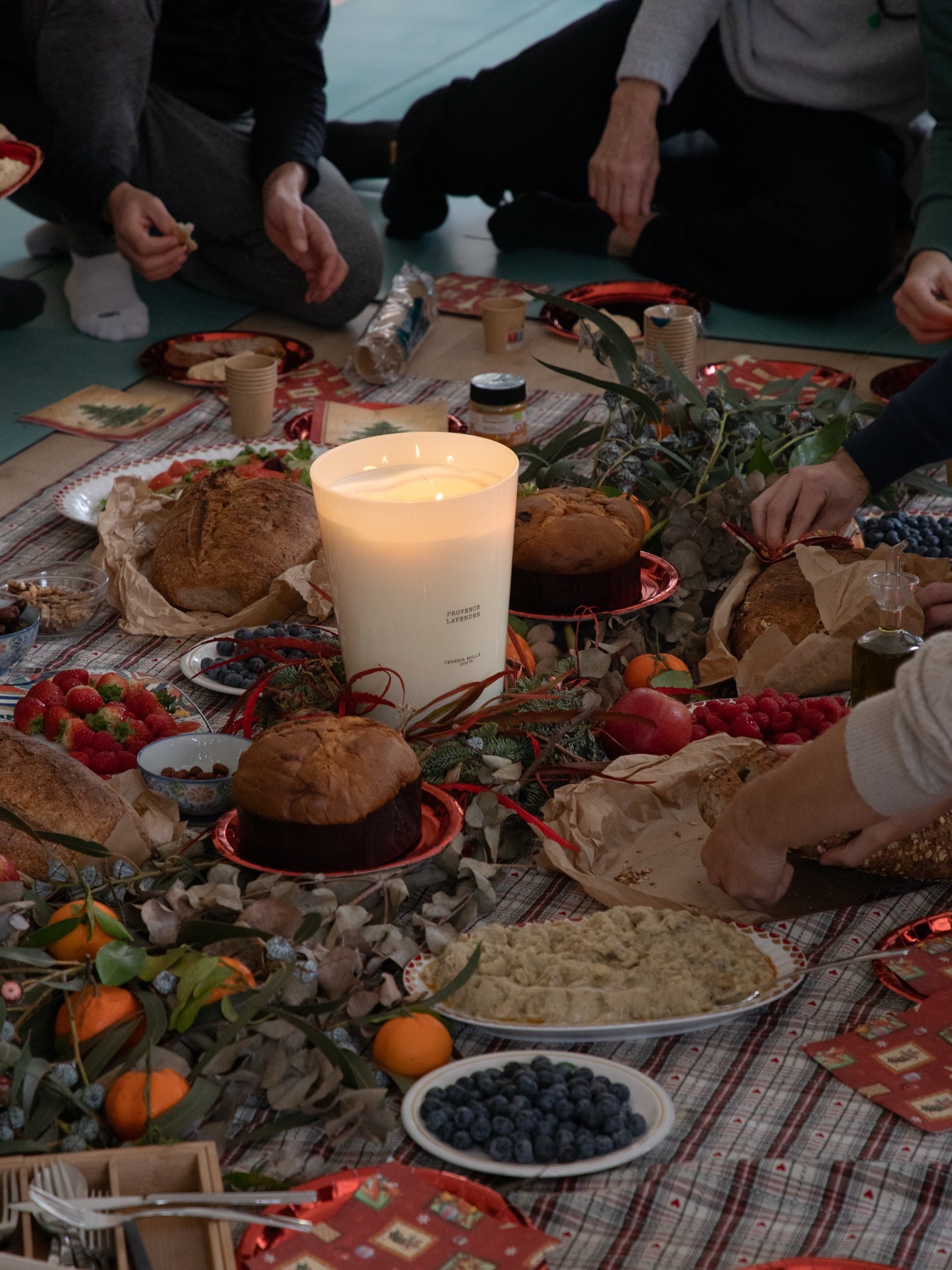 🎄¡Navidad con BOSSA!🌿
En una mañana lluviosa y silenciosa, nos regalamos un espacio para bajar el ritmo, habitar el cuerpo , compartir y despedir el año desde la presencia y amor ❤️
💆🏻♂️ Automasaje consciente con @sara.karana
🌿 Sesión restaurativa guiada por @bellabossa_
🧘🏽♀️ Meditación y sound healing con @islachus y Bella
Cerramos compartiendo un Picnic Navideño con @matchaandco , celebrando la pausa, la escucha y la comunidad 🧺🍵
La luz y el aroma de la vela “Provence Lavender” de @cereria_molla_1899 nos acompañaron durante toda la práctica, creando un refugio de calma e introspección para esta Luna Nueva y cierre de ciclo 🌑 🕯️
Gracias a @iam_candela , que supo captar con su arte y sus lentes la magia sutil de esta Navidad ✨📷
Gracias a todos por estar, por sentir y por compartir 💛
#BossaYoga #YogaSantJustDesvern #YogaConsciente #MagiaNavideña #LunaNuevaRitual