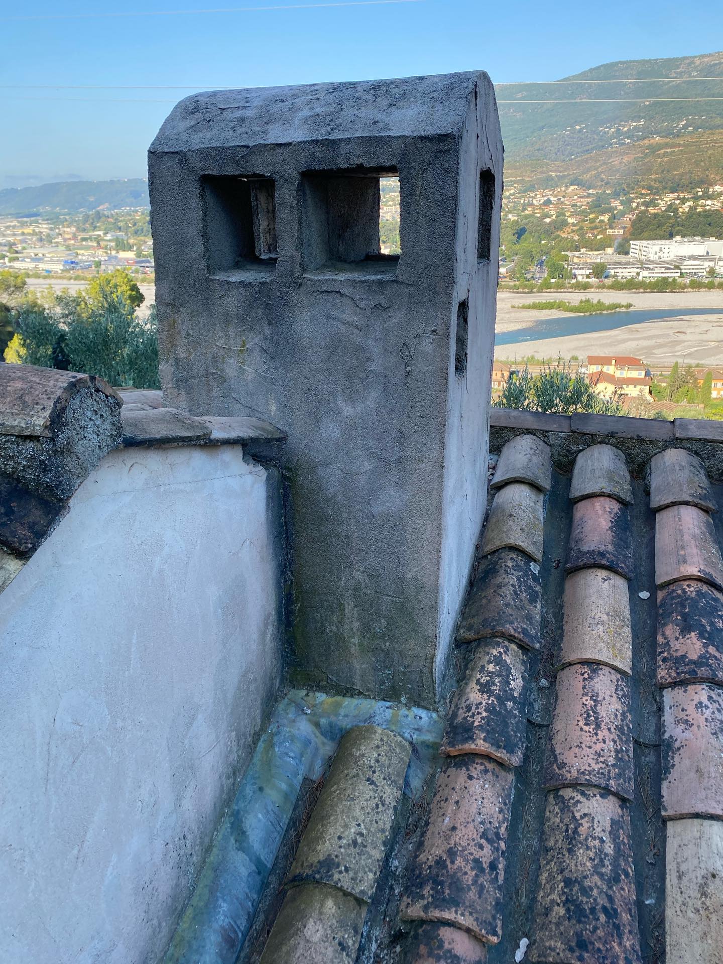 Réalisation d’abergement de cheminée. #zinc #roofer #cheminée #couvreur #zinguerie