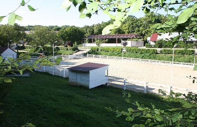 Nos installations 🤠🐎
▪️ Carrière 60 x 30 m
▪️ Carrière de saut 60 x 30 m
▪️ Manège poneys 30 x 15 m
▪️ Manège chevaux 40 x 20 m
▪️ Écuries & stabules
▪️ Douches & selleries (casiers individuels)
▪️ Club house avec sanitaires et douche
▪️ Plusieurs hectares de prés
▪️ De nombreux chemins de balades 🌿
Des installations pensées pour pratiquer,
mais surtout pour vivre l’équitation au grand air,
dans l’esprit ranch de Mountain Farm 🤍