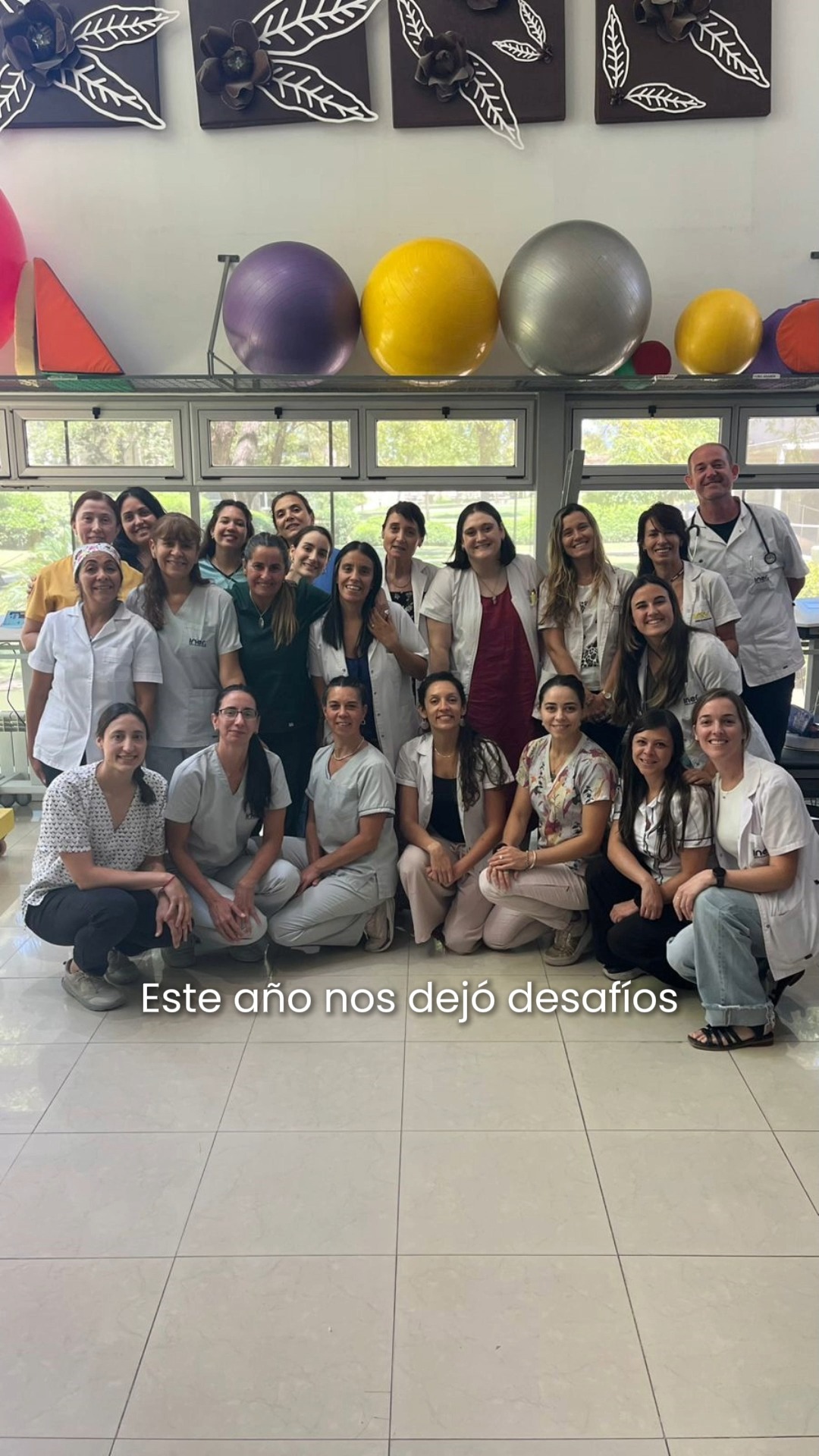 ✨ Felices Fiestas ✨
Agradecemos profundamente a cada persona que confió en nosotros y fue parte de este camino: pacientes, familias, colegas y equipos con quienes compartimos el trabajo cotidiano.
Este año nos dejó desafíos, aprendizajes y encuentros que nos recuerdan por qué es tan importante acompañar, escuchar y cuidar. Cada proceso, cada pequeño avance y cada gesto compartido refuerzan nuestro compromiso con una atención humana, cercana y respetuosa.
Deseamos que estas fiestas sean un tiempo de pausa, reencuentro y descanso, y que el nuevo año llegue con salud, esperanza y nuevos comienzos.