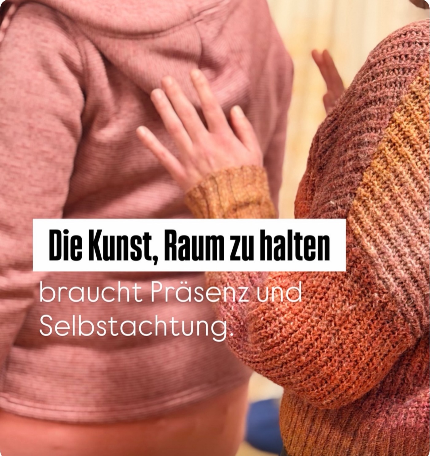 Viele Menschen, vor allem Frauen, sind sehr gut darin, Raum zu halten. Für andere da zu sein, mitzuspüren, mitzutragen. Das ist nichts Negatives. Es ist eine Fähigkeit. Eine feine, oft sehr frühe entwickelte Kompetenz.
Oft entsteht sie, weil Verbindung wichtig war. Weil Harmonie wichtig war. Weil jemand da sein musste, der merkt, was gebraucht wird. Viele haben gelernt, Stimmungen wahrzunehmen, Spannungen zu spüren, Ungesagtes zu erfassen. Und sie können das bis heute sehr gut.
Schwierig wird es dort, wo dieses Raumhalten zur einzigen Rolle wird. Wo eigene Bedürfnisse immer leiser werden. Wo Grenzen nicht mehr klar gespürt werden.
Raum zu halten darf eine Gabe bleiben. Und gleichzeitig braucht es den Raum für sich selbst.
Präsenz nach innen. Kontakt zu den eigenen Bedürfnissen. Selbstachtung.
Beides schließt sich nicht aus.
Es ergänzt sich.
Wie viel Raum gibst du anderen, und wie viel dir selbst?
Beata 🤍
#selbstreflexion #selbstachtung #selbstlie #präsenz #selbstfürsorge