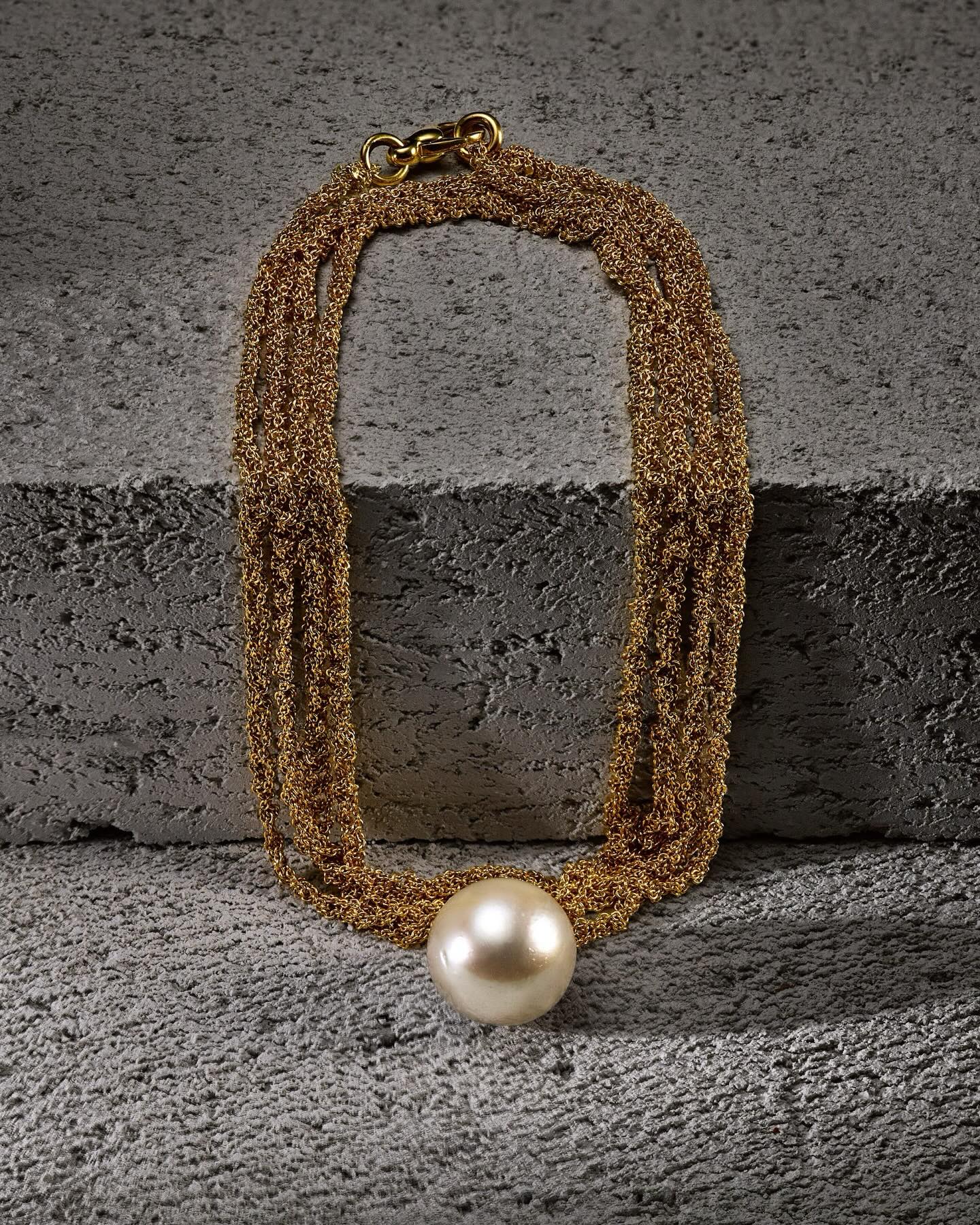 Vielleicht Ihr zukünftiges Lieblingsstück? Eine selbst gemachte Goldkette mit einer charaktervollen Südseekulturperle. Die Kette lässt sich immer wieder anders tragen — ganz nach Lust und Laune.
Collier, 124 cm, 28 Gramm // Anhänger Südseekulturperle, gräulich, 15,83 cm Durchmesser // Gelbgold
www.uhl.ch #uhl #schmuck #gelbgold #southseapearl #uhldesign