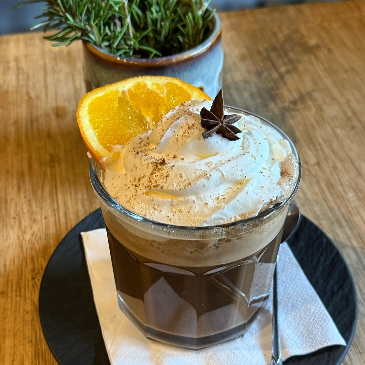 Maple Sea Salt Latte - Our Christmas edition 🎄
Sweet and salty comfort in a cup, topped with fluffy cream, a hint of orange, and warm spices.