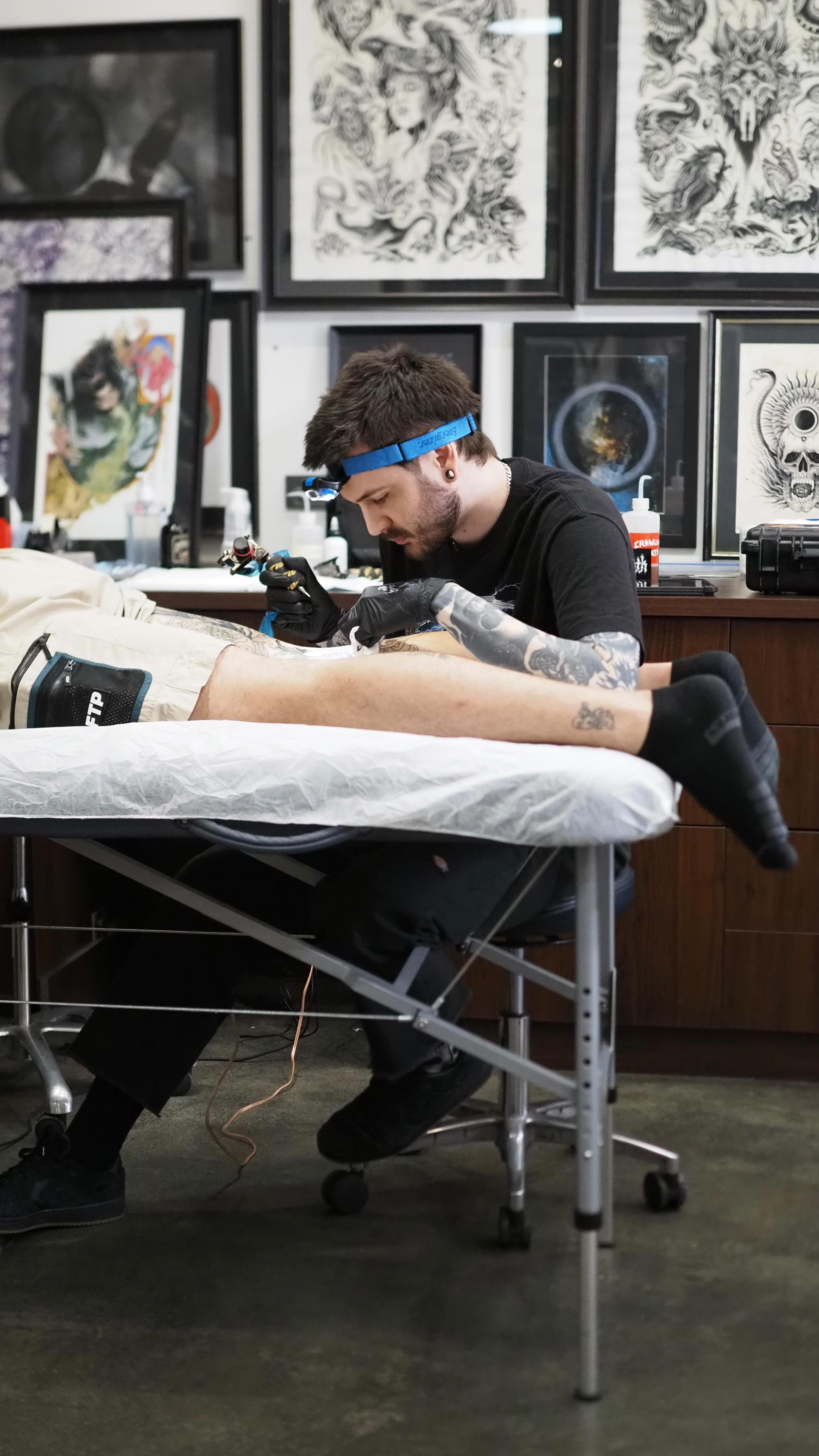 A peony in the knee ditch by Devon. Give him a follow at @_orbweaver or save this post so you don’t lose him!
.
.
.
.
.
.
.
.
.
.
.
.
#perthtattoo #neotraditionaltattoo #blackworktattoo #peonytattoo #kneeditchtattoo