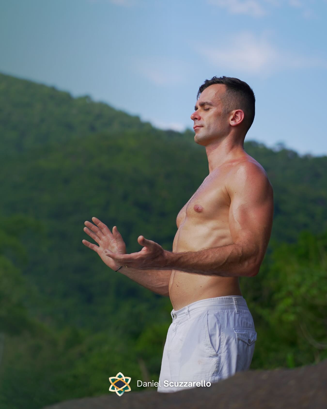 O difícil nunca foi querer mudar. O difícil é sustentar.
No meu trabalho, vejo pessoas extremamente conscientes, inteligentes, sensíveis — que sabem exatamente o que precisam cuidar. Mas consciência não muda comportamento sozinha.
Mudança real pede constância. Pede escolher cuidar do corpo e das emoções mesmo quando não é confortável, mesmo quando ninguém vê, mesmo quando o resultado não aparece rápido. Não acredito em soluções extraordinárias. Acredito em sustentar melhor o básico que você já sabe que precisa fazer.
Se isso fez sentido pra você, talvez seja hora de parar de adiar o que já está claro.
#mindset #pessoas #gestao #breathwork #quantumflow