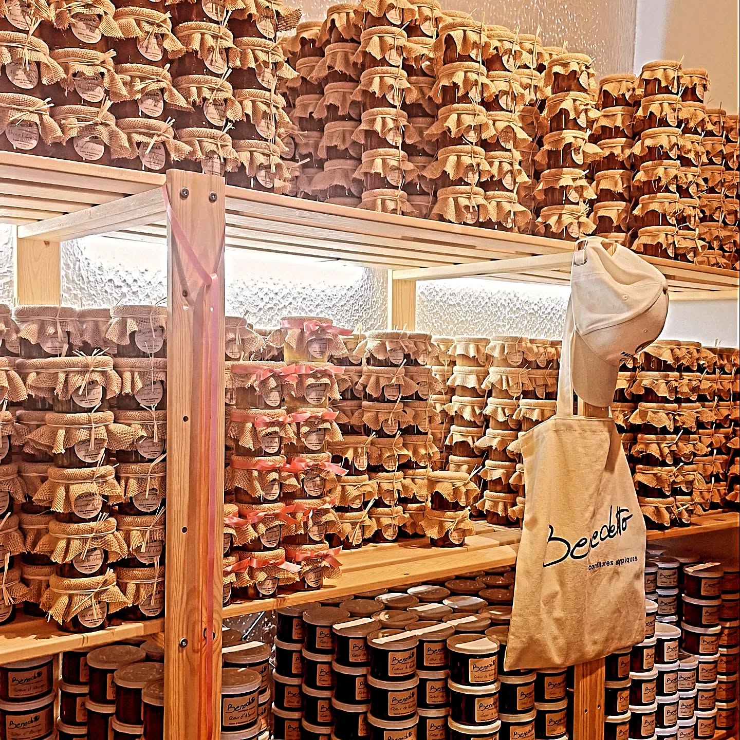 L'atelier-boutique est ouverte aujourd'hui Lundi 22 et demain Mardi 23 Décembre dès 10h00 à 19h30
Mercredi 24 Décembre dès 10h00 à 16h30
.
.
.
.
#benedetto #benedettoconfituresatypiques #confituresatypiques #confitureartisanale #faitmainfrançais #artisan #atelier #boutique #montmartre #paris #food #coffret #christmaspresent #noel #natale #christmastime #christmas #marmellata #navidad