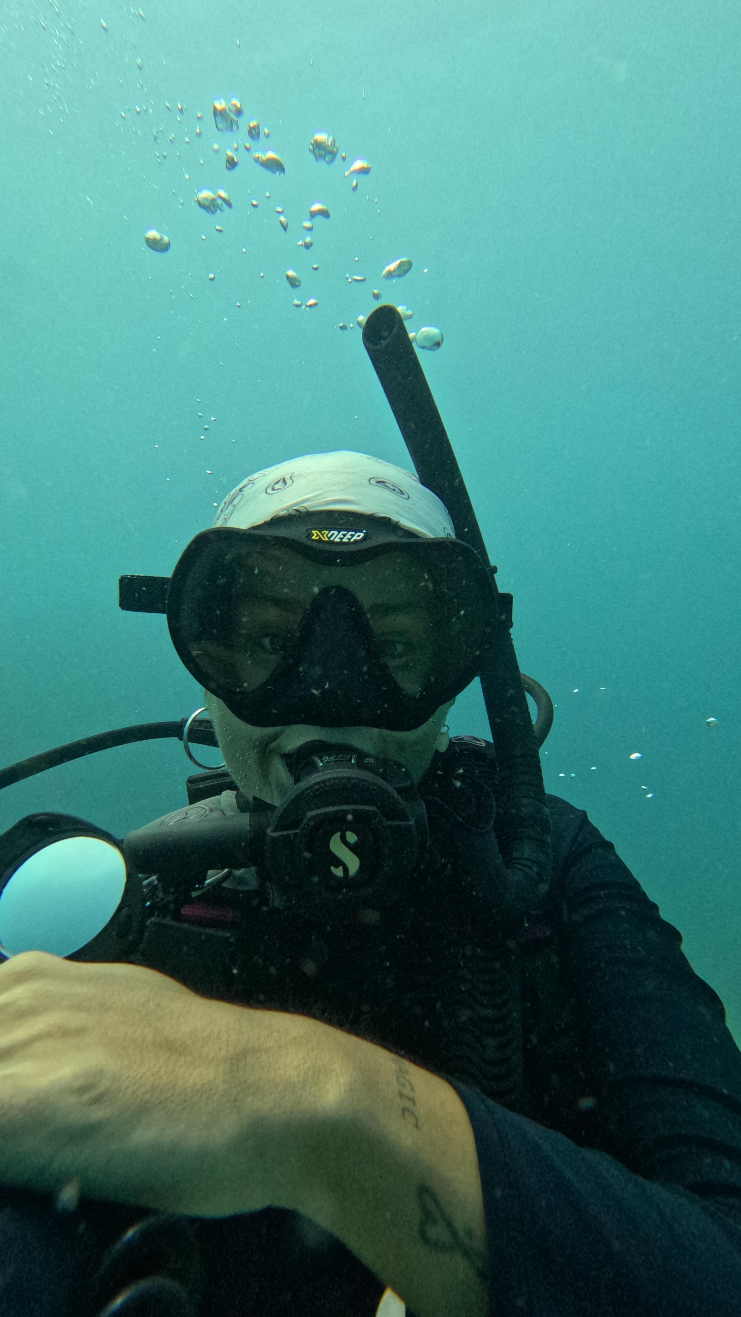 Bucear para mi es una danza entre la quietud y el movimiento
donde la atención es plena
la respiración guía
y el agua es el canal de sanación
El océano todo lo que ha hecho es devolverme a mi centro
y reencontrarme con mi tribu
Mi corazón vibra gratitud
Jochi
💖🧚🏻♀️🪸🩵
@hacialmar te amo amor,
gracias por este y tantos regalos 🎥