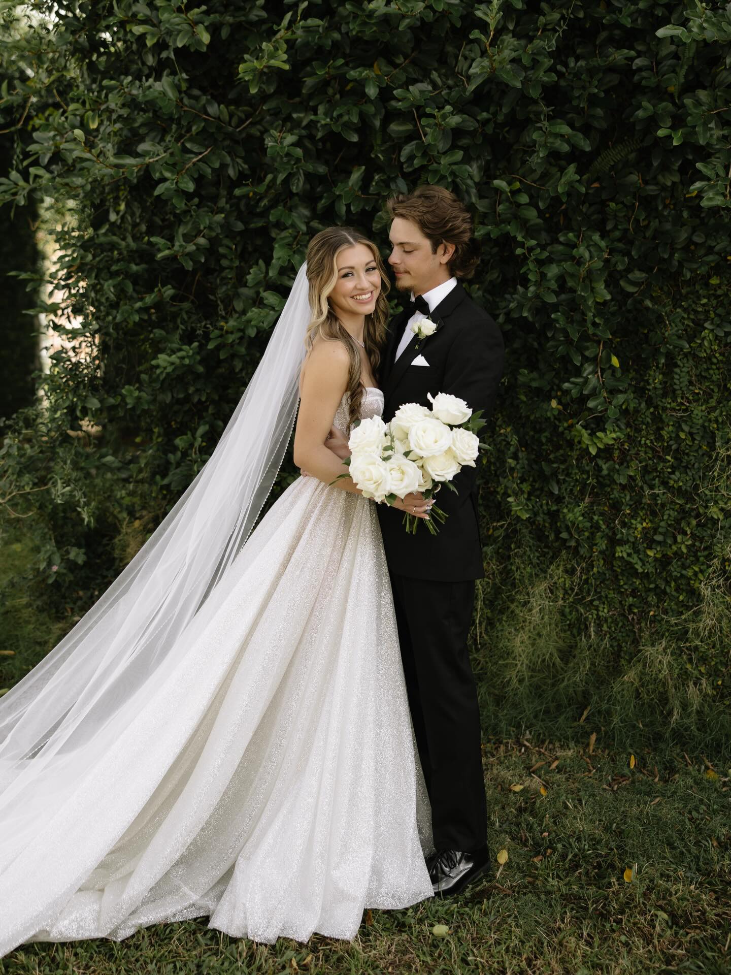 One Word for Shelby & Nick | Iconic 🖤
Planning & Design: @kelsielizabethevents
Venue: @theclaytheatre
Photographer: @barbaraannphoto
Videographer: @blainetrowellfilms
Floral Design: @foxhoundfloral
HMU: @makeupbypaulinaperez
Dress: @isabelbridal