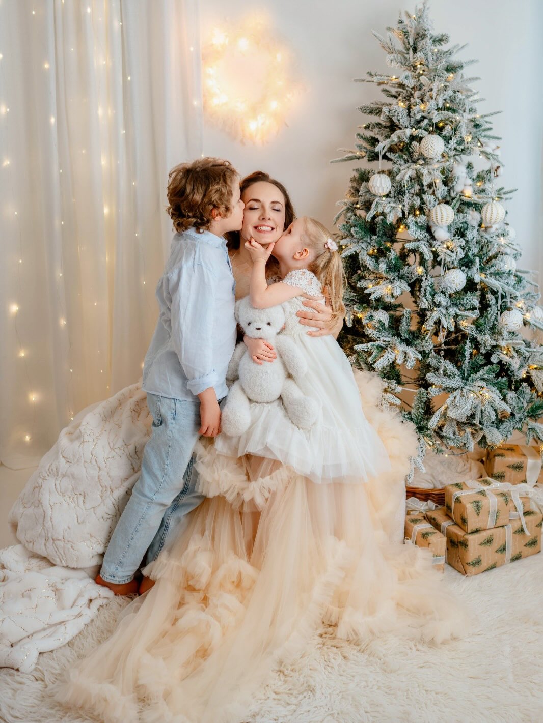 Merry Christmas & happy festive season 🤍
Warm wishes from our family to yours. Thank you for being with me this year — it was such a pleasure to meet you all and to photograph so many wonderful families.
I’m truly grateful for every moment, every smile, and every shared memory.
May this festive period be calm, cozy, and pleasant for everyone, filled with warmth, love, and togetherness ✨🎄.
.
.
Frohe Weihnachten & eine wundervolle Festzeit 🤍
Herzliche Wünsche von unserer Familie an eure. Vielen Dank, dass ihr mich in diesem Jahr begleitet habt – es war mir eine große Freude, euch kennenzulernen und so viele wunderbare Familien fotografieren zu dürfen.
Ich bin sehr dankbar für jeden Moment, jedes Lächeln und all die gemeinsamen Erinnerungen.
Möge diese Festzeit für alle ruhig, gemütlich und voller Wärme, Liebe und Zusammenhalt sein ✨🎄.
.
.
.
Newborn, Family & Maternity Photographer in Zürich area | Ksenia Photography
.
.
Neugeborenen-, Familien- & Schwangerschaftsfotografin im Raum Zürich | Ksenia Photography
.
.
.
.
#motherhood #zurich_switzerland❤️ .
#chrismas #swissphotographer # dearphotographer zurich switzerland🇨🇭 ourcandidlife todler magicofchildhood momtogs littlesweetie thechildrenoftheworld littledreamers childportraits pixel_kids simplychildren enchantedchildhood dearestviewfinder let_there_be_delight letthemexplore wildandbravelittles the_gallery_of_magic the_sugar_jar parenthood parenthood_moments xmasmarkets childhoodunplugged xmasvibes