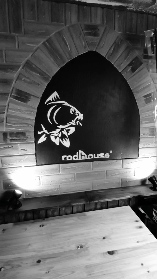 Endlich fertig!
Das Herzstück von Tactical Feeder.
Der wahre Winterspot. Die Kreativecke. Die Ideenstube. Oder plump gesagt, die Rutenschmiede 💪
Angeln beginnt erst so richtig in der Werkstatt. Von der Idee bis zum ersten Testlauf gibt es so manche Hürden zu meistern. Der Lohn? Ein unvergleichbares Angelerlebnis. Besonders reizvoll ist der Prototypenbau. Der Weg bis zur endgültigen Rute ist einer der schönsten!
Immer wieder wurde ordentlich reingeklotzt, um endlich zentral an einem Ort die Rutenbauprojekte anzugehen. Es wurde alles installiert was mir wichtig war;
▫️Eine Laservermessung für Wurfgewicht
▫️Steh- und Sitzarbeitsplätze
▫️Eine Lounge zum Brainstormen
▫️und natürlich reichlich Arbeitsfläche
In Zukunft werde ich euch öfters mit an den Ort des Geschehen nehmen. Vielleicht packt euch ja auch das Rutenbau-Fieber🤤
Wenn ihr gerne tiefere Einblicke in den Rutenbau haben möchtet, dann schaut gerne mal im Tactical Blog vorbei🙃
Aktuell läuft auch ein Rutenbaubrojekt hier auf Insta. Dieses könnt ihr komplett im Storyhighlight verfolgen! Dort werden Regelmäßig alle Fortschritte und Tipps gezeigt.
Eins ist gewiss, für 2026 sind spannende Rutenbau Projekte geplant 👌 Seid gespannt🤫
@rodhouse_officiel
@rodbuildersrepublic
#Rutenbau #customrods #Rutenbauer #tacticalfeeder_official #Rodhouse