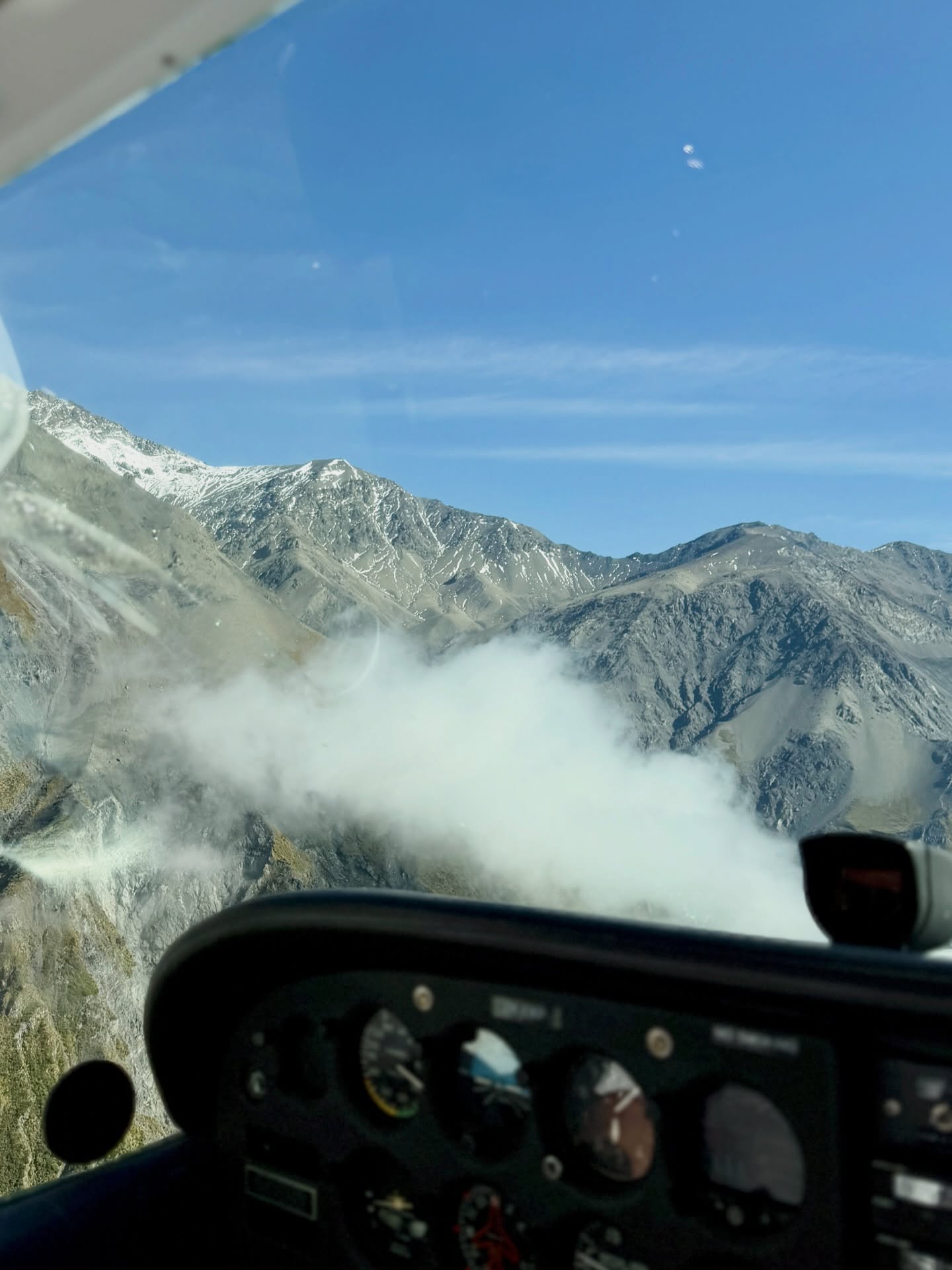 Mountains. Coast. Clear Skies.
Summer looks better with a little altitude 🌞✈️