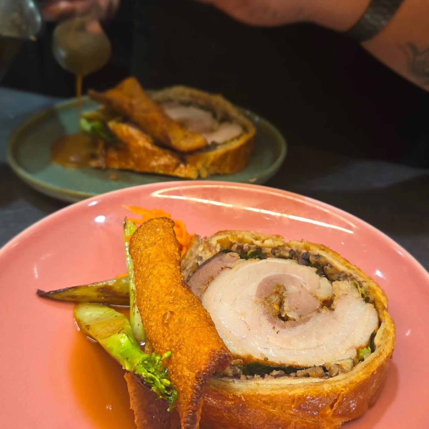 🎄 Kerst bij Ninh Binh Amersfoort 🎄
Wij zijn 1e én 2e Kerstdag geopend vanaf 17:00 uur.
Vier Kerst samen en geniet van heerlijk eten in een warme sfeer ✨
🍽️ Ons vertrouwde menu
⭐ Aangevuld met heerlijke Kerstspecials buiten de kaart om
Zoals deze Hue Wellington – speciaal voor de feestdagen 🤍
⚠️ Bijna vol!
Er zijn nog maar een paar plekken beschikbaar.
📞 Reserveer op tijd.