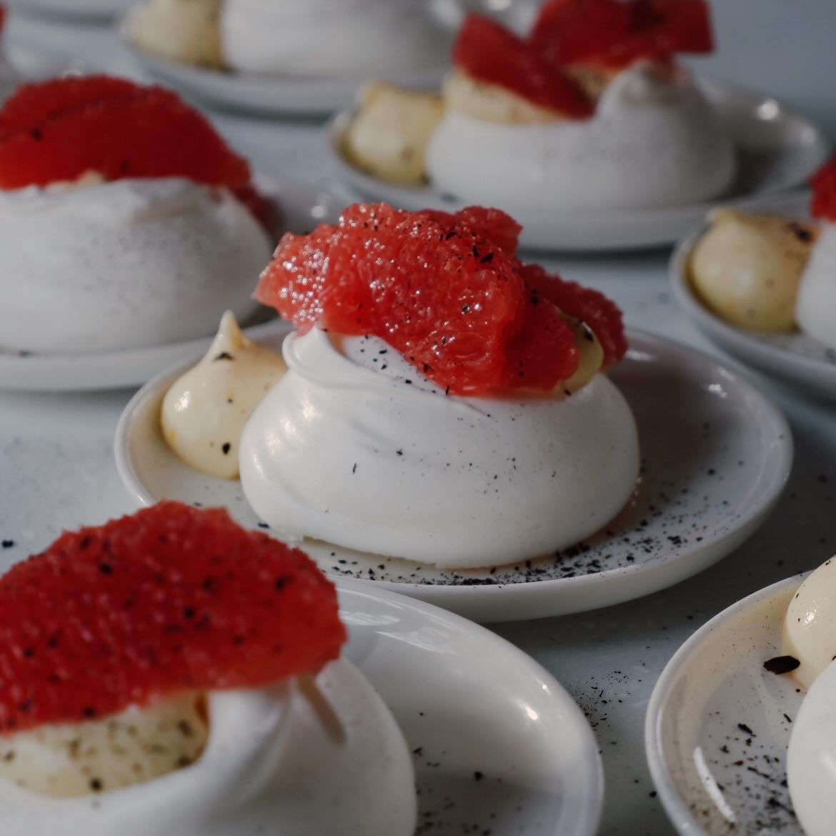 2025 se referme doucement.
Demain, je fermerai la porte de ma cuisine.
Après avoir nettoyé mon plan de travail,
aiguisé mes couteaux (enfin !!),
lavé et plié les dernières nappes, comme on range une année avant d’en ouvrir une autre.
2025 a été une année dense.
Des mains qui ont cuisiné dans le frais d’une cave, d’un chai, sous les pierres anciennes des châteaux et tant d’autres lieux poétiques.
Des tables dressées pour des mariages, des baptêmes,
anniversaires, des jours qu’on n’oublie pas.
Des plats pensés pour ceux qui reviennent,
encore et encore : les clients fidèles qui deviennent presque des repères.
Cette année m’a nourrie autant que j’ai nourri les autres.
Elle m’a bousculée, portée, fatiguée parfois,
mais surtout fait grandir encore.
Pour mieux attaquer janvier, à mon tour d’être choyée
À très vite, 2026 🤍
.
.
.
#vacances #chef #cheftoulouse #toulousemaville #foodtoulouse #toulouse #toulousefood