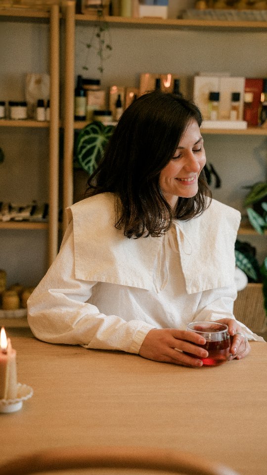 Ce decembrie și ce an! Mulțumim pentru tot! 🙏🏻
De astăzi magazinul nostru este închis și revenim din 6 ianuarie.
În spatele ușilor închise, noi ne decorăm casa alături de micuții noștri, lucrăm la ultimele coronițe festive comandate dar și la ghirlande pentru decorul unei petreceri de botez din a treia zi de Crăciun.
Încă o dată, mulțumim că sunteți și că ne-ați ales! 💌