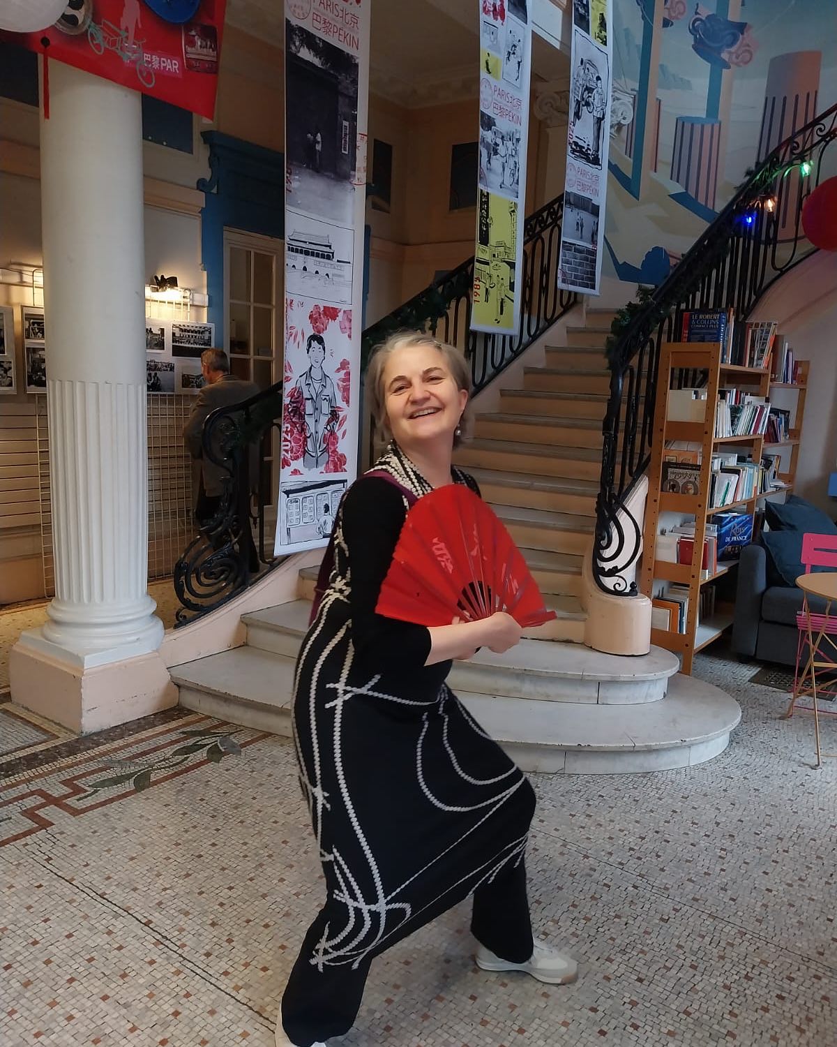 Immense joie de pouvoir fêter les 40 ans de notre voyage Paris-Pékin à la MJC de Conflans-Sainte-Honorine d’où partait notre train en juillet 1985!
Projet complètement fou proposé par Claude Quenault et Patricia Delcourt!
Nous avons pu, grâce à un travail fantastique d’équipe retracer ce voyage grâce à des films, photos, récits…Merci à Francis Monnot pour les kakémonos, mes amis de toujours Corinne Hellein, Beatrice Hedde et J.Christophe Michaut pour l’organisation, et aussi Jacques, Roland et Sandra Merveille pour la MJC.
C’était l’occasion pour moi de ressortir mon projet de l’époque, fin de mes études aux Arts Deco!
Que du bonheur, de la joie, du partage, de la créativité!
Événement très important pour moi à fêter, car il marquait le début de tout un destin qui m’emmena de la Chine, vers la mode, puis vers la Médecine Chinoise, puis aujourd’hui vers la cuisine et mon prochain livre! Gratitude totale!
L’occasion aussi de rencontrer des amis magnifiques qui sont toujours là depuis ce voyage.
Merci aussi à Valérie Hellein et Sophie Girardclos pour certaines photos!
#parispekin #parispékin1985 #transsiberien #destin #dietetiquechinoise #amitiés