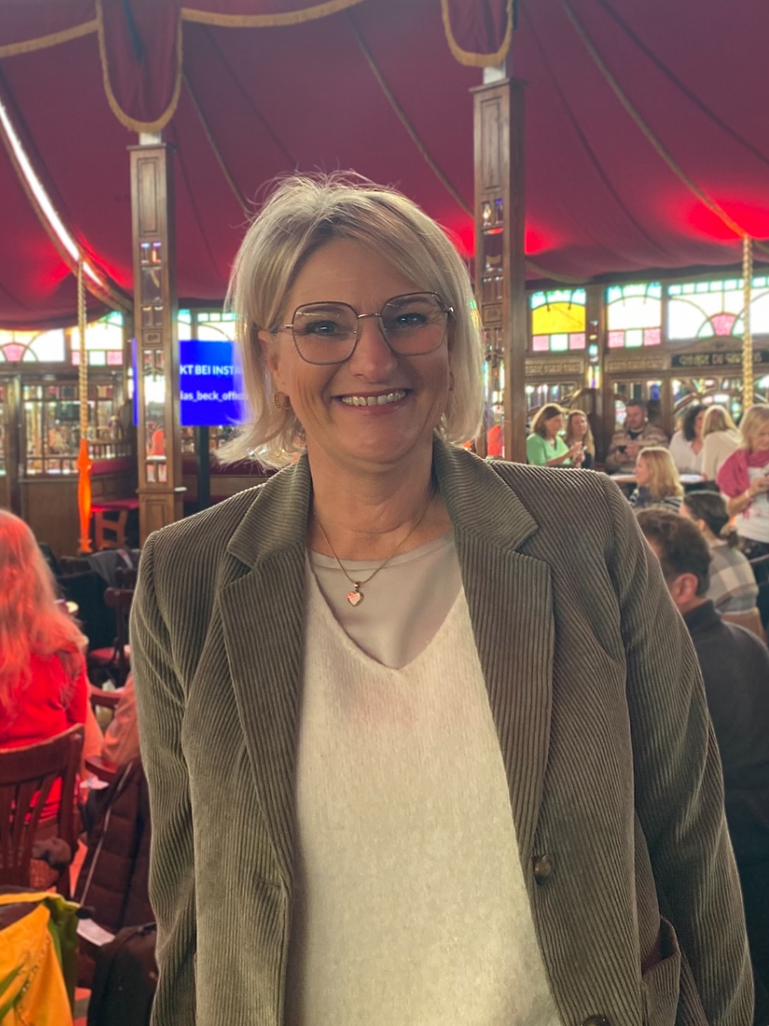 Der GLANZ der weihnachtlichen Lichter erhellt Gärten und Städte.
Doch dieses LEUCHTEN lebt auch in uns.
Dein inneres Leuchten darf hinaus in die Welt strahlen und jene berühren, die es so dringend brauchen.
Lasst uns gemeinsam einen Lichtstrahl aussenden und verteilen, denn aus jeder Herausforderung wächst oft Neues und Schönes.
Genießt das Fest der Liebe allen fröhliche Weihnachten ❤️🎄💫
#liebe#leuchten#frieden#christuslichtdieserwelt#familie#weihnachten#fröhlichkeit
@klarheit_im_herzen