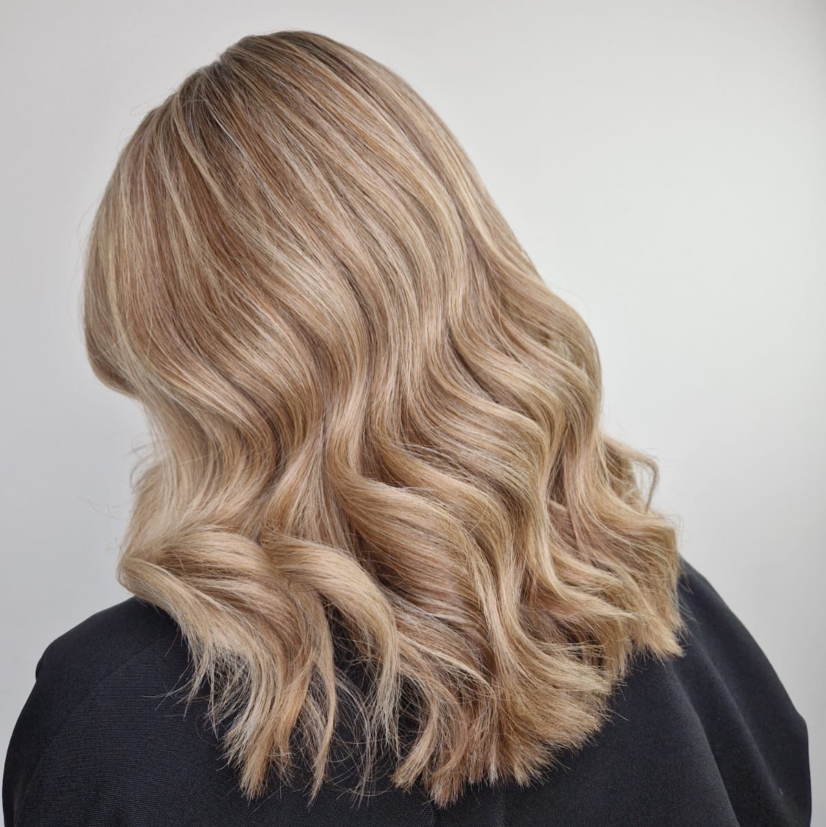 #babylights perfectly on time for christmas 🎄 finished with #mangala ice blonde ❄️
#highlights #blonde #blondehighlights