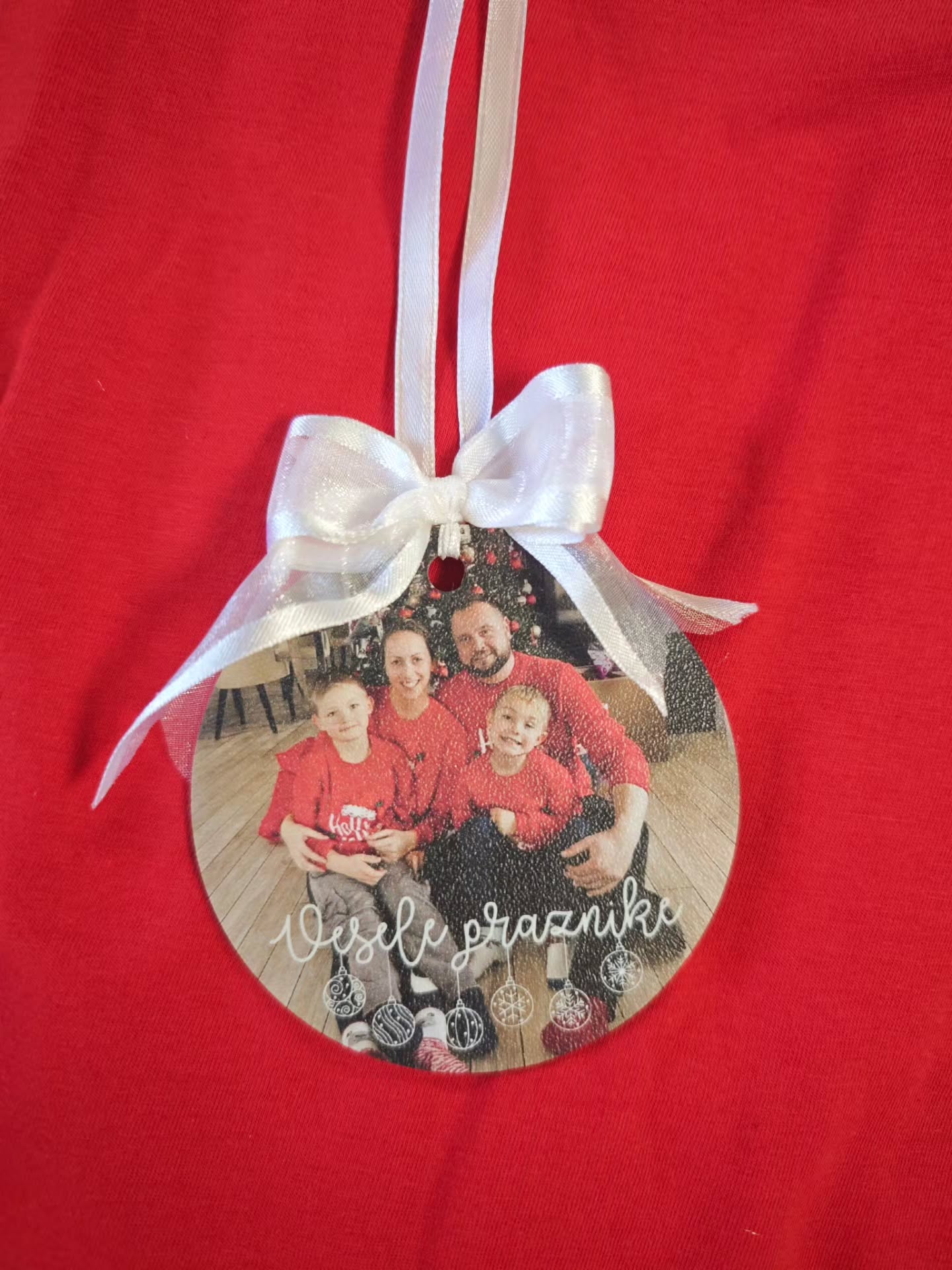 V času, ko štejejo trenutki…
nastanejo darila z resnično vrednostjo ✨
Personaliziran božični obesek s sliko družine
je brezčasen okrasek in čustven spomin v enem.
Popolna izbira za novoletno ali božično darilo,
ko želite podariti nekaj posebnega.
#bozicniokraski #bozicnadarila #personaliziranodarilo #christmasornament