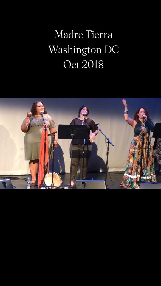 Llevo desde la tarde de hoy recordando y extrañandoles @madretierradmv @xiomara__rivera @serelinares @melanyrdl @anabakaena @uniss7 @josarie.molina @l.carrucini @albirive @cultura_plenera
Esto fue en el @atlaspacdc en Octubre 2018. La vibra estaba on ❤️🔥
#bombayplena #plenapuertorriqueña #BombaPuertorriqueña #mujeres #madretierra