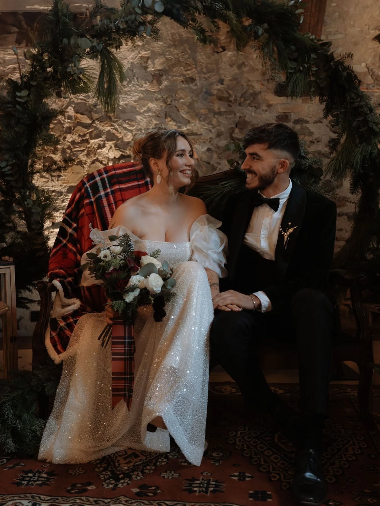 💍 La cérémonie de mariage : une dépense… ou un vrai investissement ?
Cérémonie laïque ou religieuse, c’est souvent un poste que les futurs mariés trouvent élevé pour un moment d’environ 1 heure.
Et c’est une réflexion totalement compréhensible.
👉 Mais ce qu’on oublie souvent, c’est que la décoration de cérémonie ne s’arrête pas à ce moment-là.
✨ Arche, compositions florales, tapis, chaises décorées, pupitre, allée…
➡️ Tous ces éléments peuvent être déplacés et réutilisés sur l’espace de réception :
• entrée de salle
• fond de table d’honneur
• coin photo
• décor du vin d’honneur
🌸 Résultat ?
Une décoration cohérente du début à la fin de la journée, sans multiplier les budgets.
💡 Penser la cérémonie comme une base de décoration globale, c’est optimiser chaque fleur, chaque détail, chaque émotion.
🤍 Et pour que vous profitiez pleinement de ce moment, je suis bien sûr présente pour assurer le déplacement et la réinstallation des décors.
Parce qu’on est d’accord… déplacer une arche en robe de mariée, ce n’est pas vraiment pratique 😅
Parce que la cérémonie, ce n’est pas juste 1 heure…
C’est le cœur de votre “oui” ✨
Lieu de réception : @lajaverniere
couple: @laure_et_loic
Wedding planner et officiante: @idyle_weddingplanner
Assistant wedding planner : amelieglhd
Décoration, vaisselle et mobilier : @labricole_
Photographe : @camillel_photo
fleuriste : @m_fleurirlinstant_events
Pâtissière: @kika_andco
Costume : @blandinetdelloye
Robe : @laurencreations
Coiffeuse: @elodiecottancin.coiffure
maquilleuse: @cecile_teyssier_makeupartist
cadeaux invités: @chocolatier_plassard
Alliances et bijoux: @lachambreblanche
papeterie: @aujourdhuicest
backdrop et signalétique : @lepetitmacatia
Vidéaste : @photoalmanarre_love
#Mariage #Mariage2025 #MariageFrance #WeddingFrance #FutureMariee